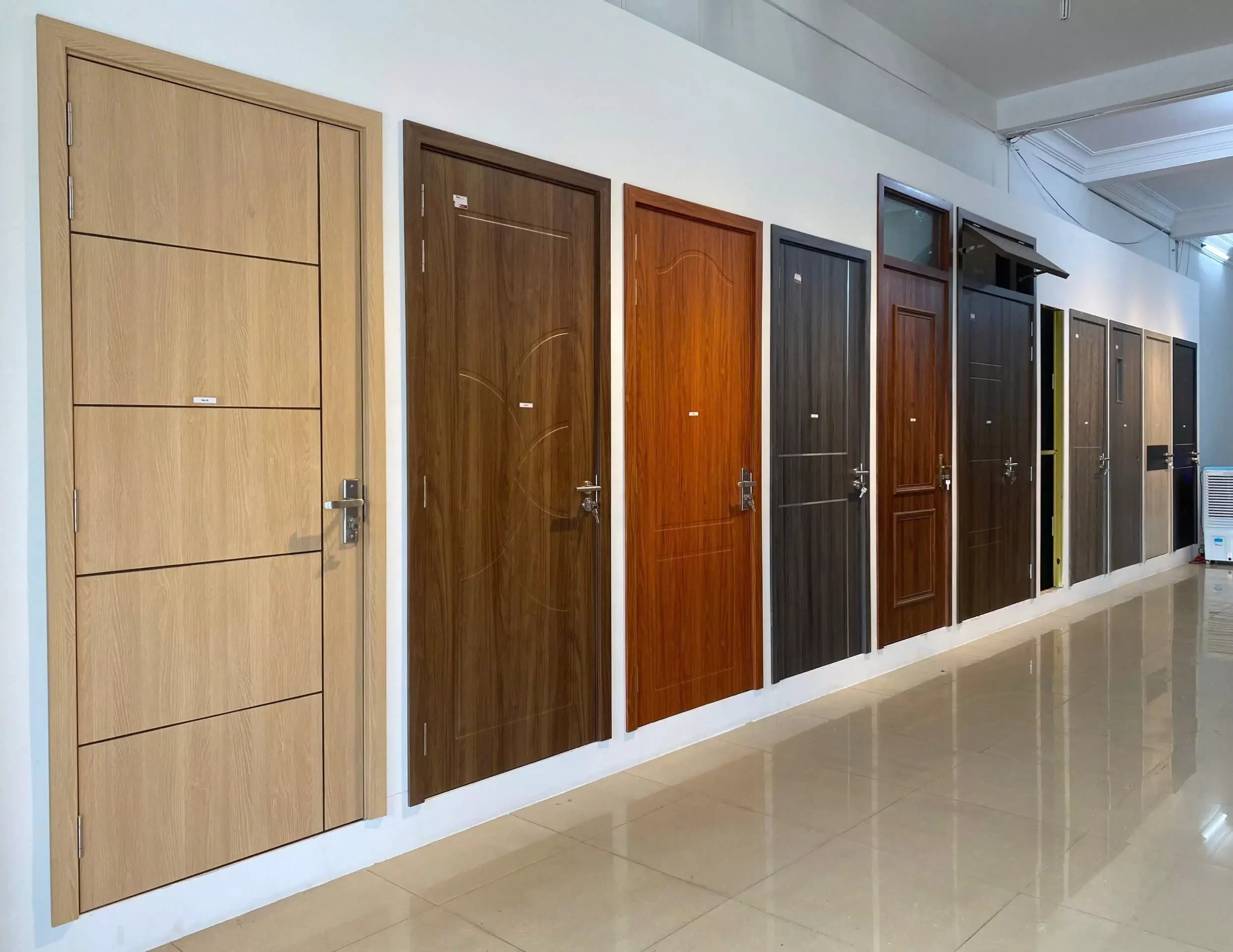 Showroom SBS DOOR với nhiều mẫu cửa composite đẹp