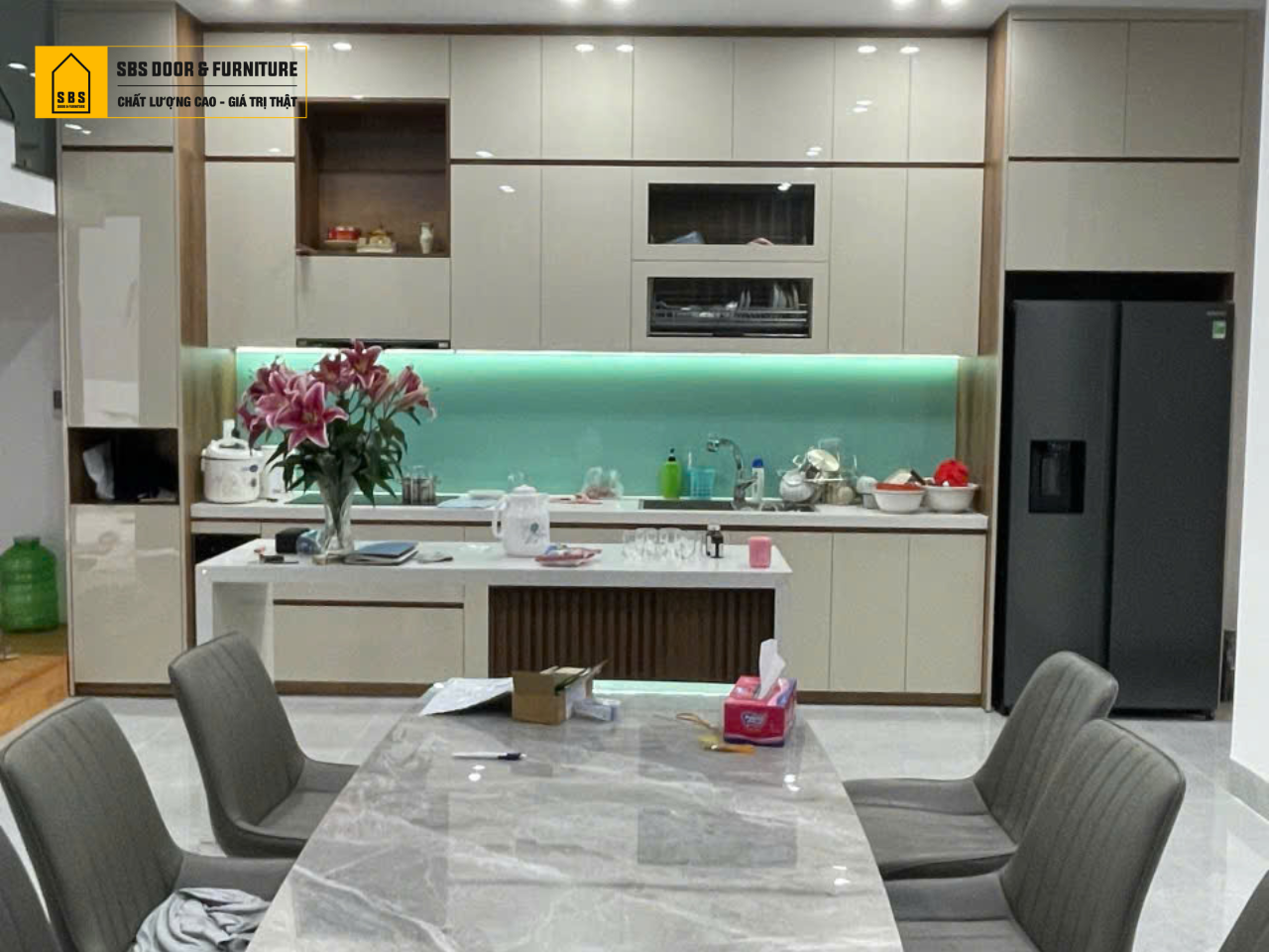 Tủ bếp nhựa cánh acrylic màu kem đẹp