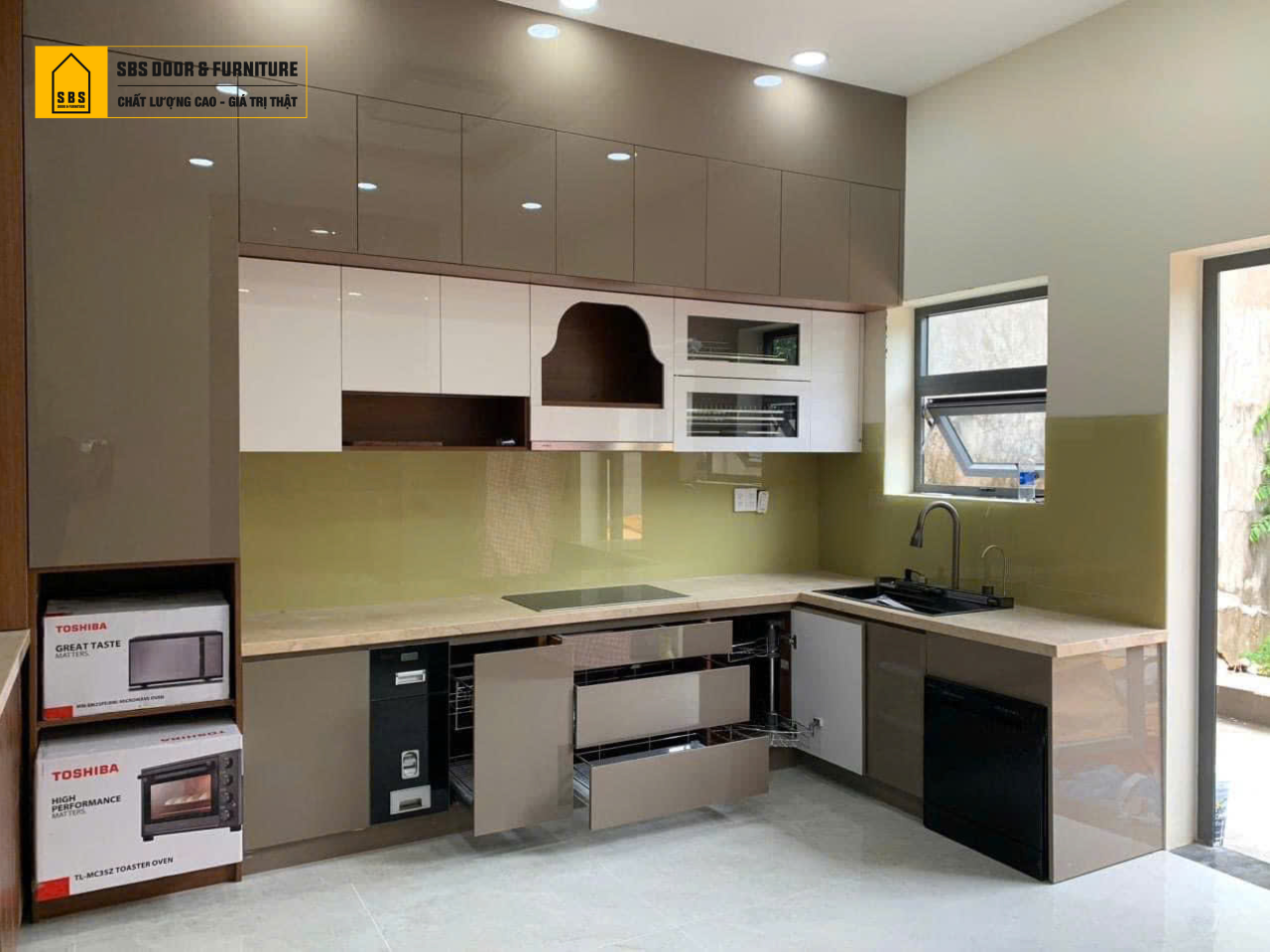 Tủ bếp nhựa acrylic kiểu dáng chữ L