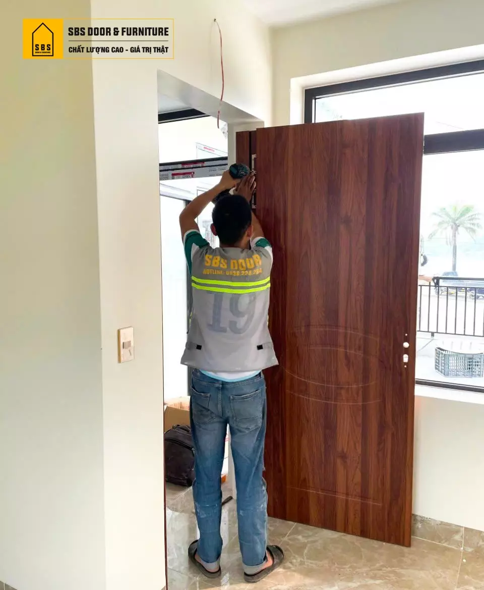 SBS DOOR thi công cửa nhựa 1 cánh chuyên nghiệp và đúng kỹ thuật, an toàn