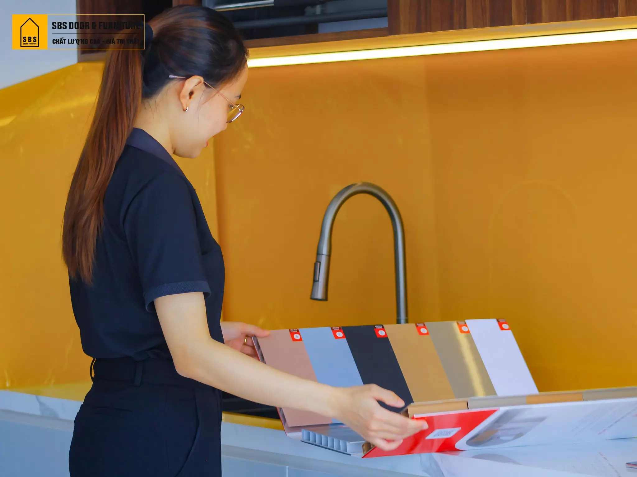 Đội ngũ tư vấn tại showroom nội thất nhựa SBS DOOR chuyên nghiệp