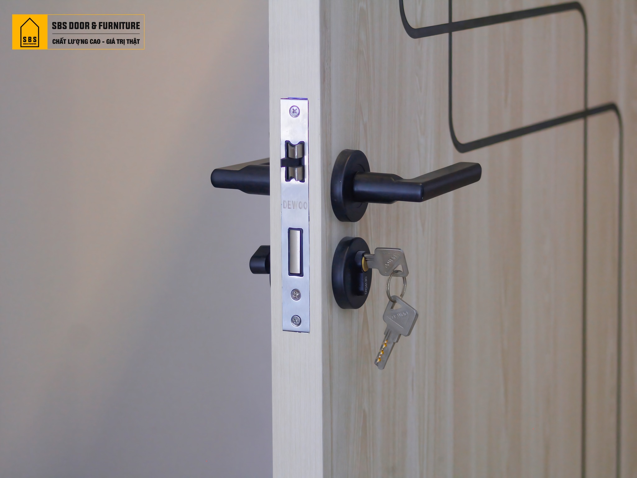 Nội thất nhựa của SBS DOOR có nguồn gốc từ những thương hiệu uy tín như Chinhuei, Dewoo,...