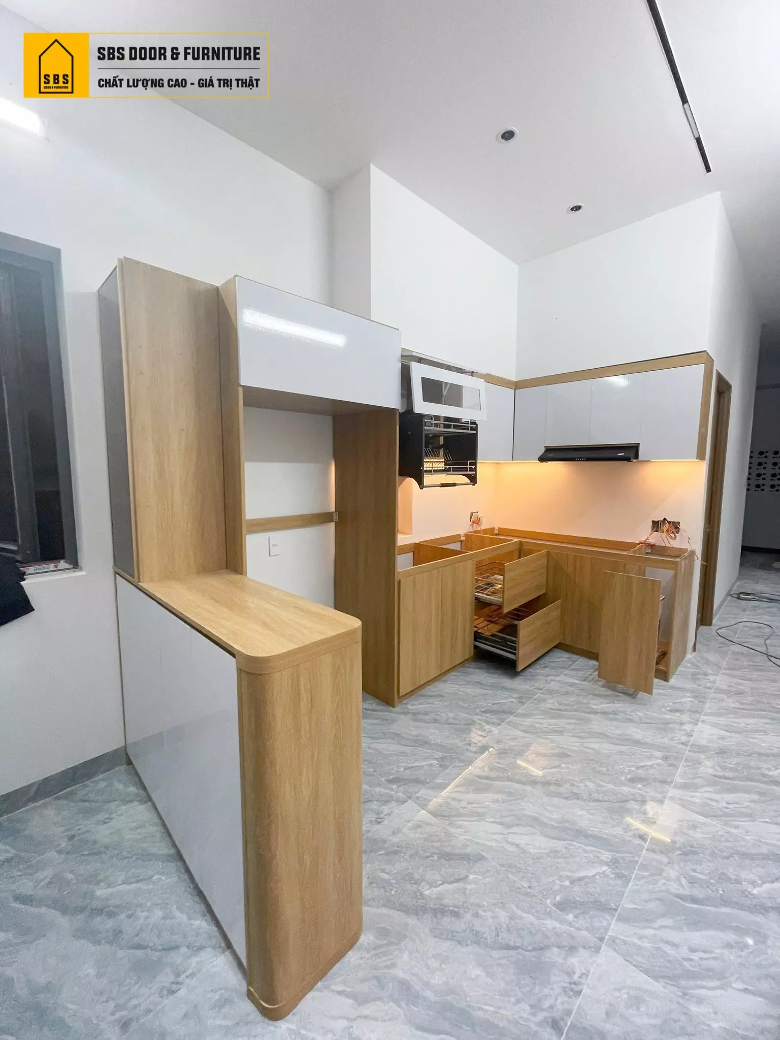 Tủ bếp nhựa Harmony Plus sở hữu nhiều ưu điểm vượt trội như chống ẩm tuyệt đối, không cong vênh, dễ vệ sinh và đa dạng kiểu dáng