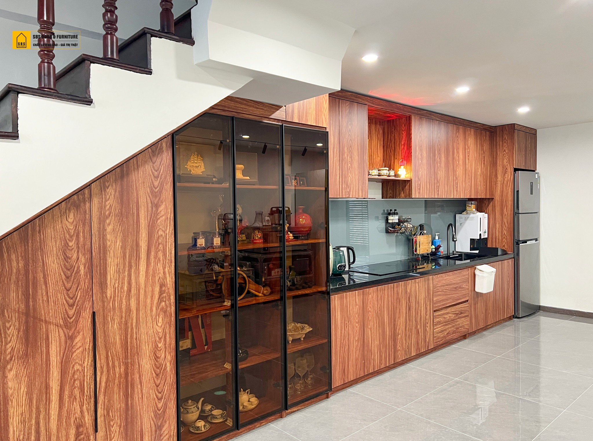 Mẫu tủ bếp nhựa kết hợp tủ rượu