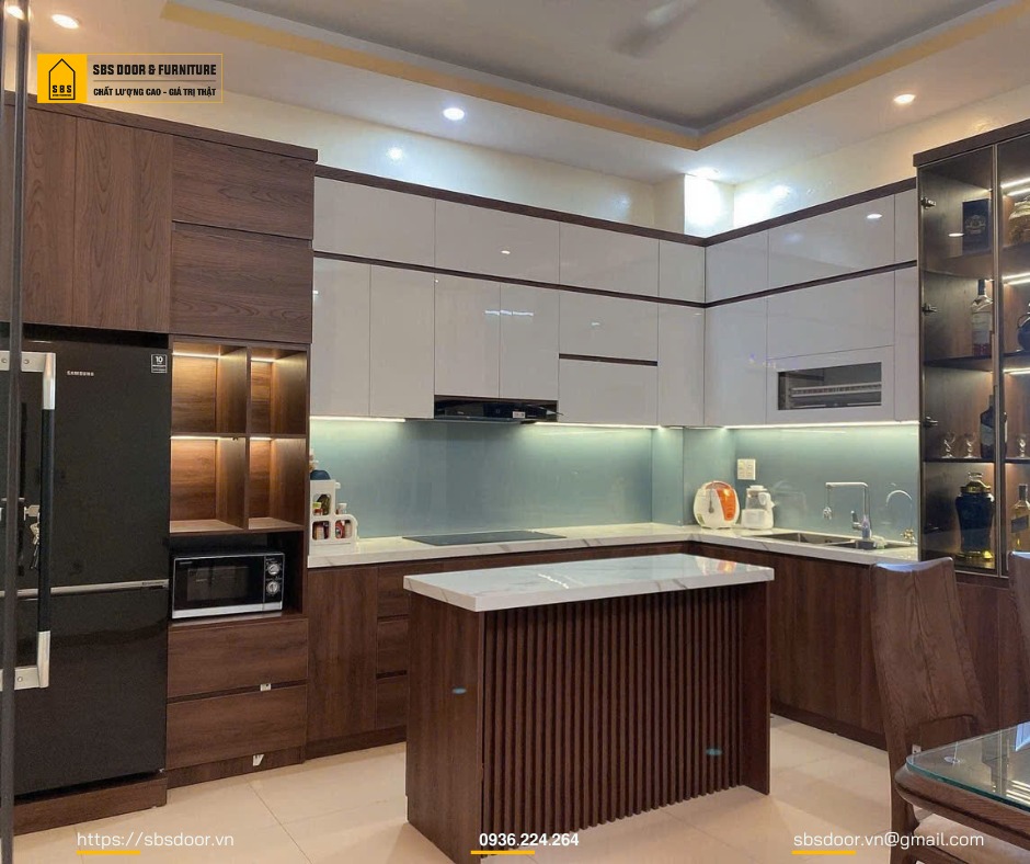 Tủ bếp nhựa chữ L kèm tủ rượu tận dụng tối đa diện tích 