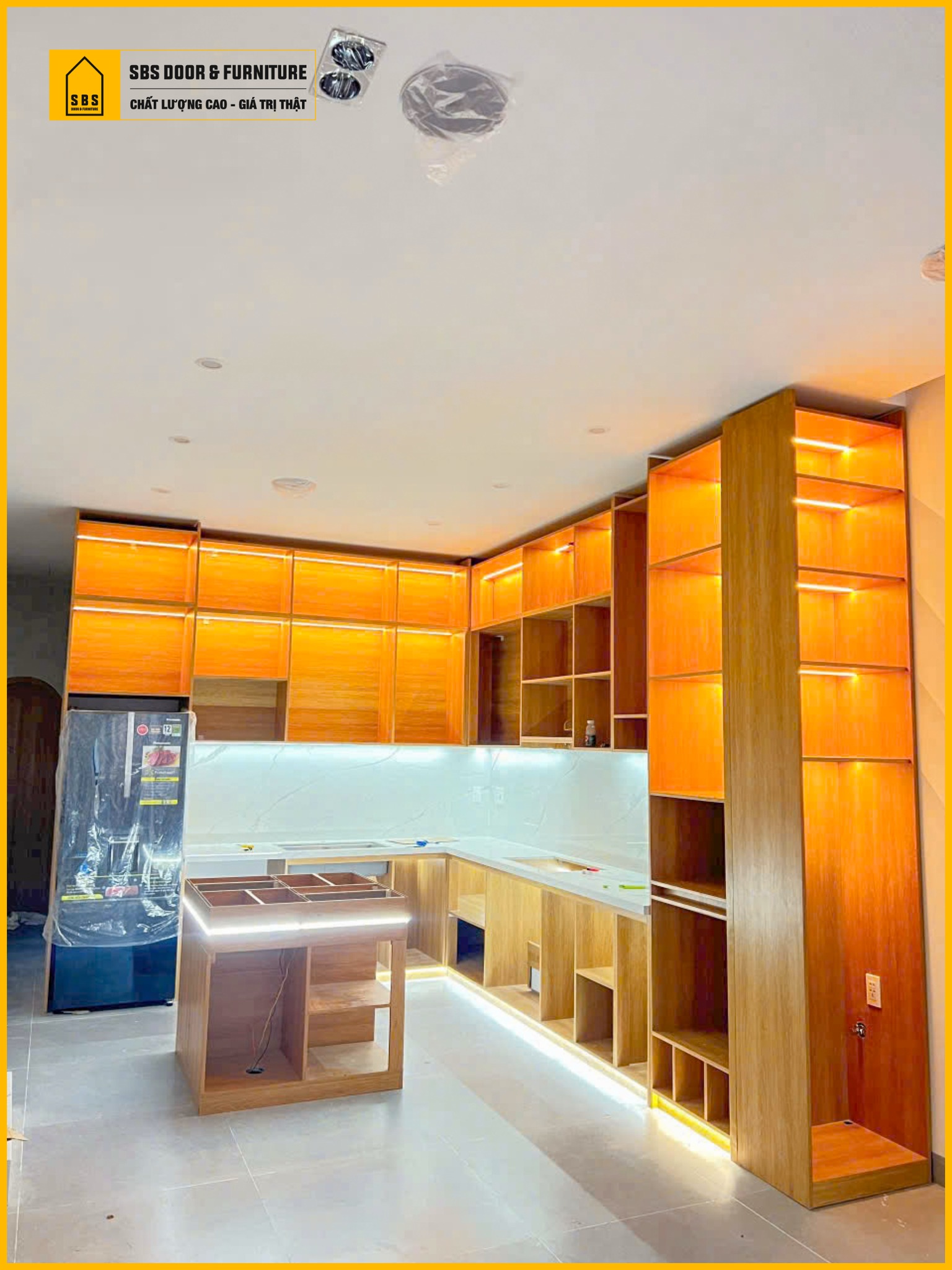 Tủ bếp nhựa giả gỗ kết hợp tủ rượu