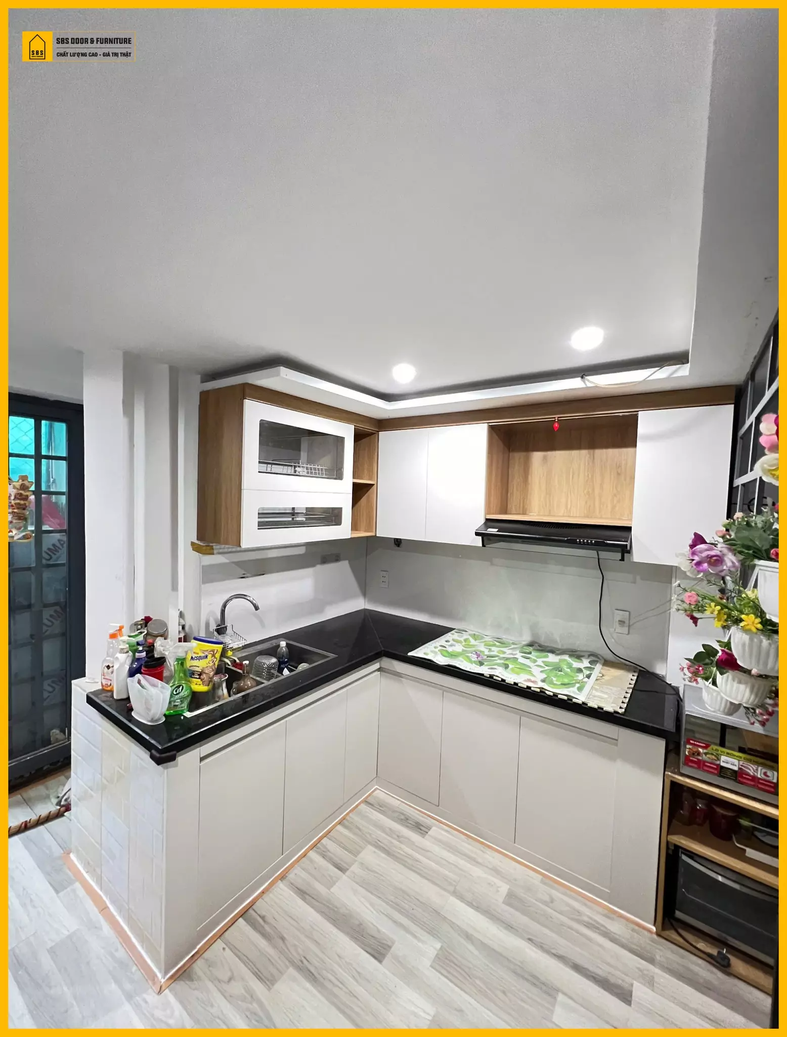 Tủ bếp nhựa màu trắng Harmony tinh tế, chất liệu cao cấp, mang đến không gian bếp hiện đại và tiện nghi.