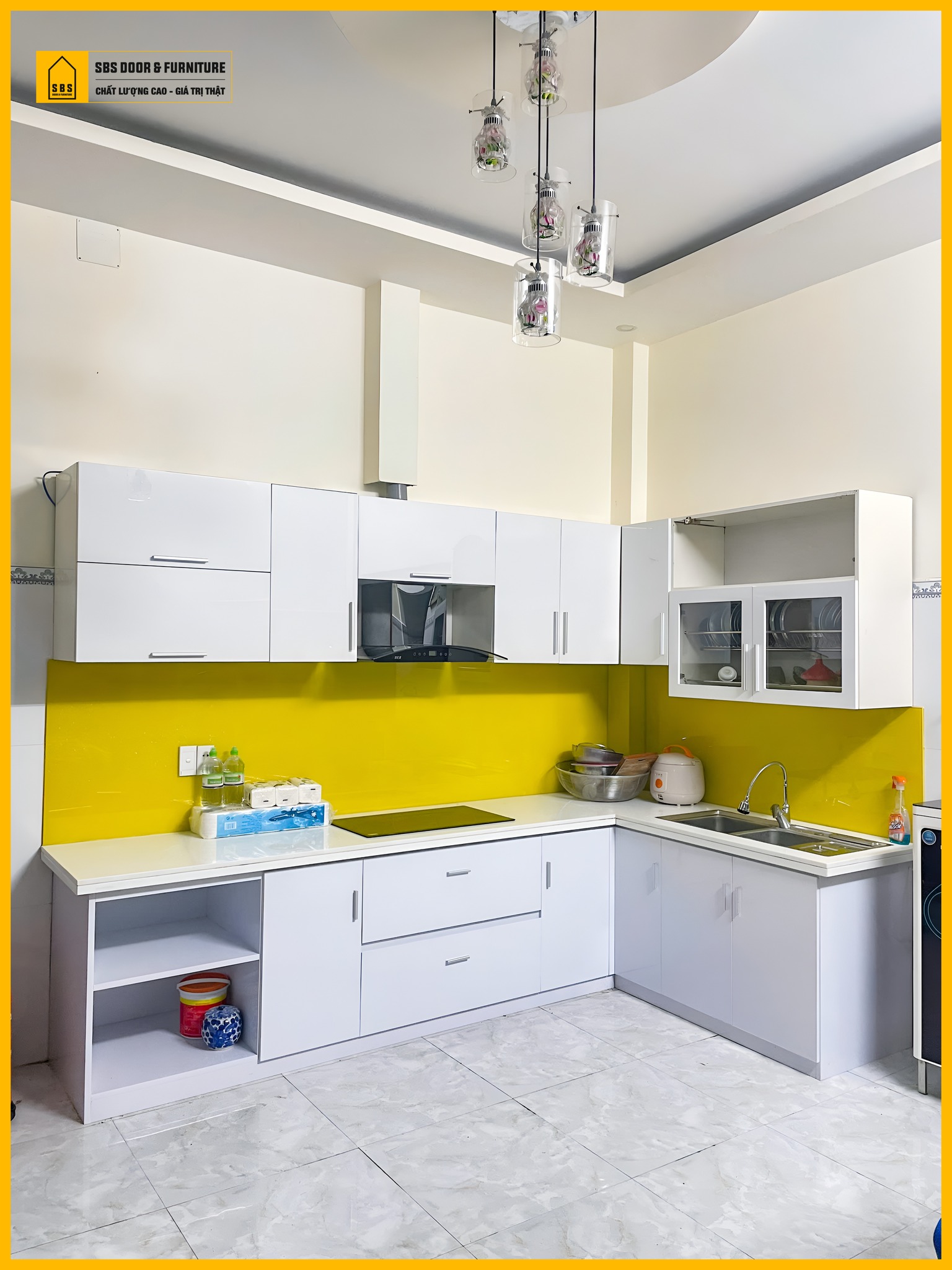 Hình ảnh thực tế tủ bế nhựa màu trắng Chinhuei 2.0 Plus SBS DOOR thi công cho khách hàng