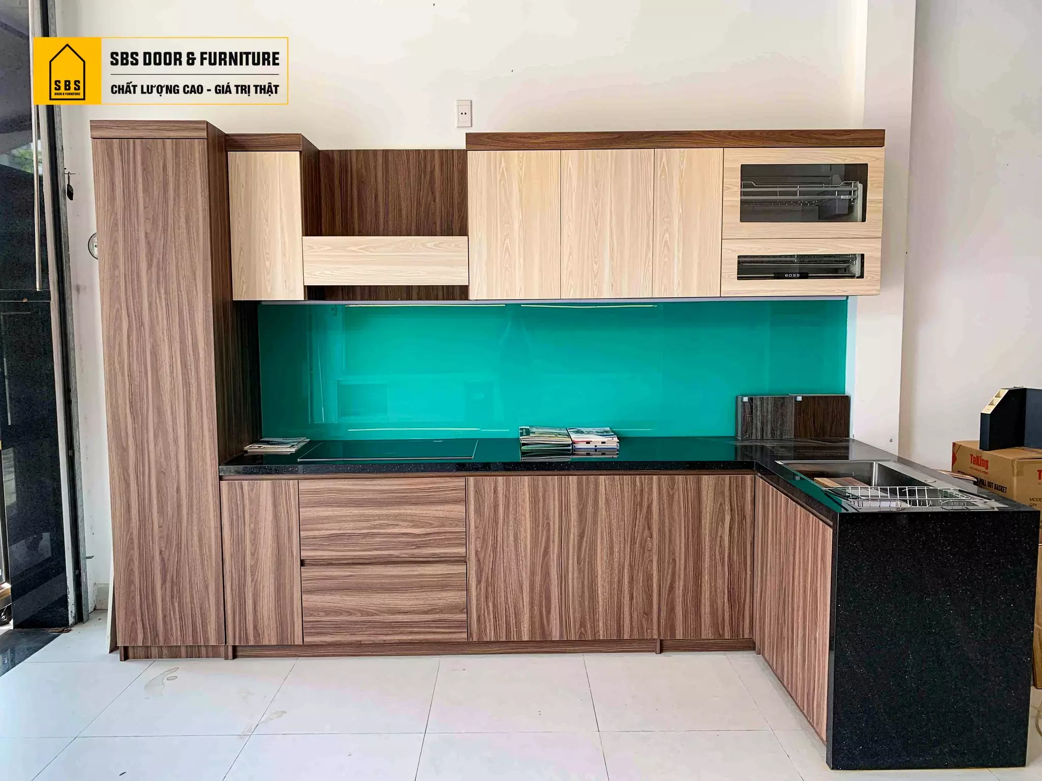 Mẫu tủ bếp nhựa màu vân gỗ trầm sang trọng, thiết kế tiện nghi phù hợp cho không gian bếp gia đình hiện đại.