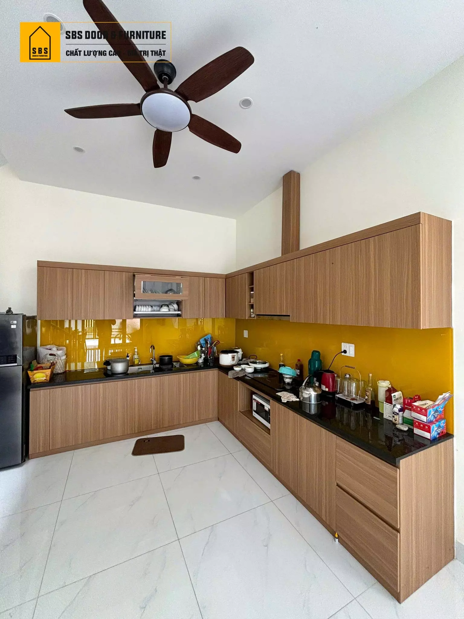 Tủ bếp nhựa vân gỗ giúp không gian thêm sáng, tạo cảm giác rộng và thoáng đãng hơn.