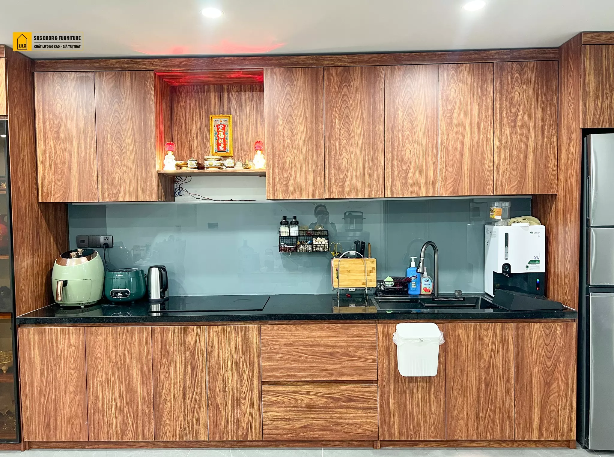 Mẫu tủ bếp màu vân gỗ đẹp