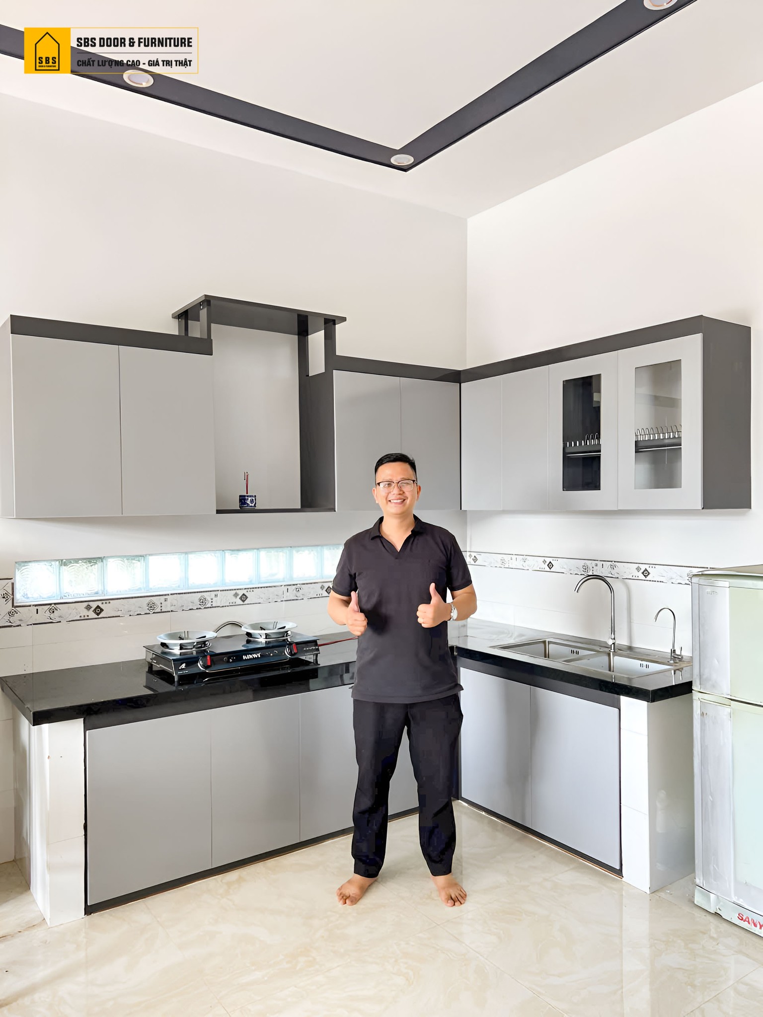 thi công tủ bếp nhựa màu xám