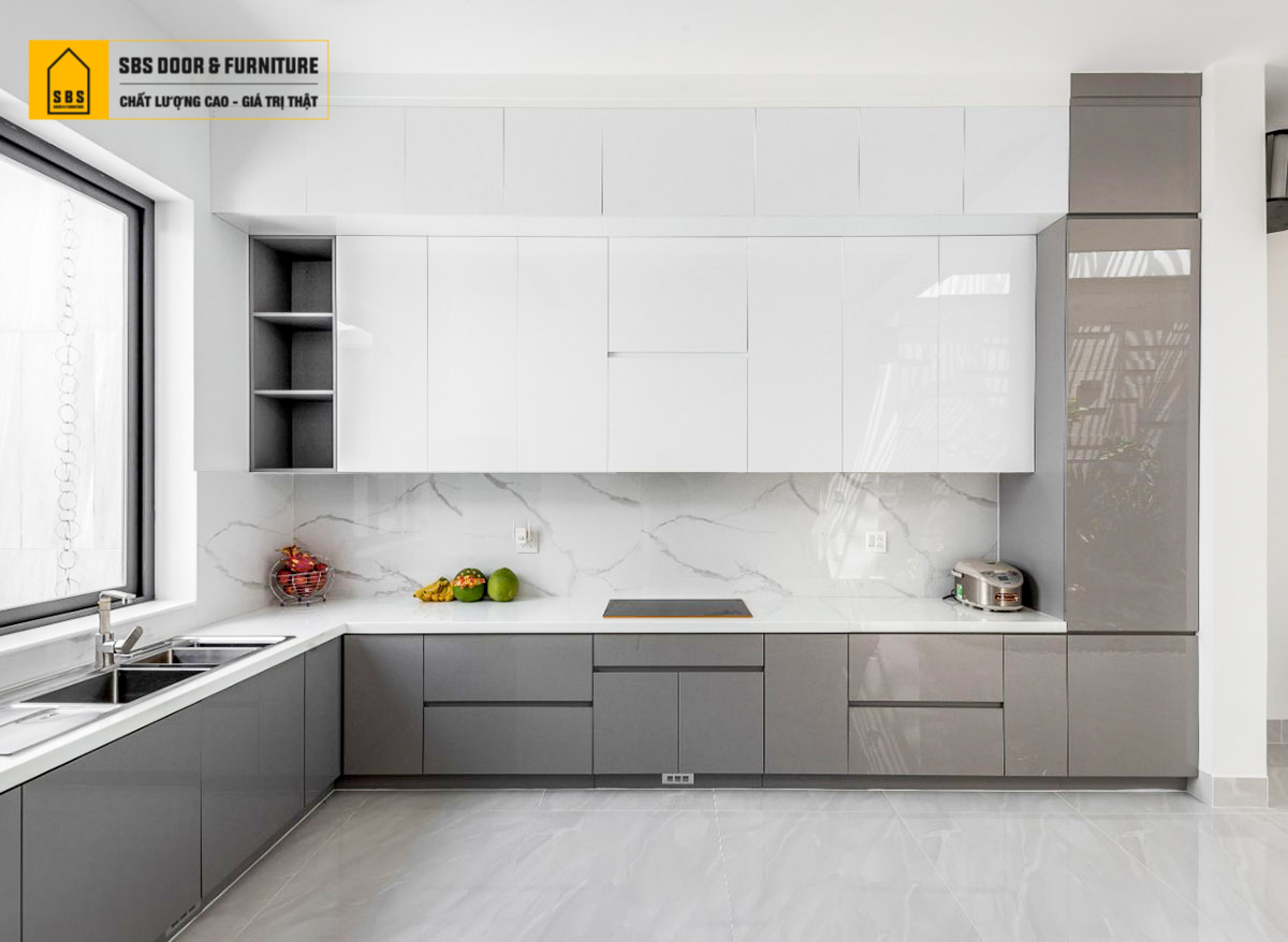Không gian bếp nổi bật với tủ bếp nhựa Acrylic màu xám đẹp, dễ vệ sinh.