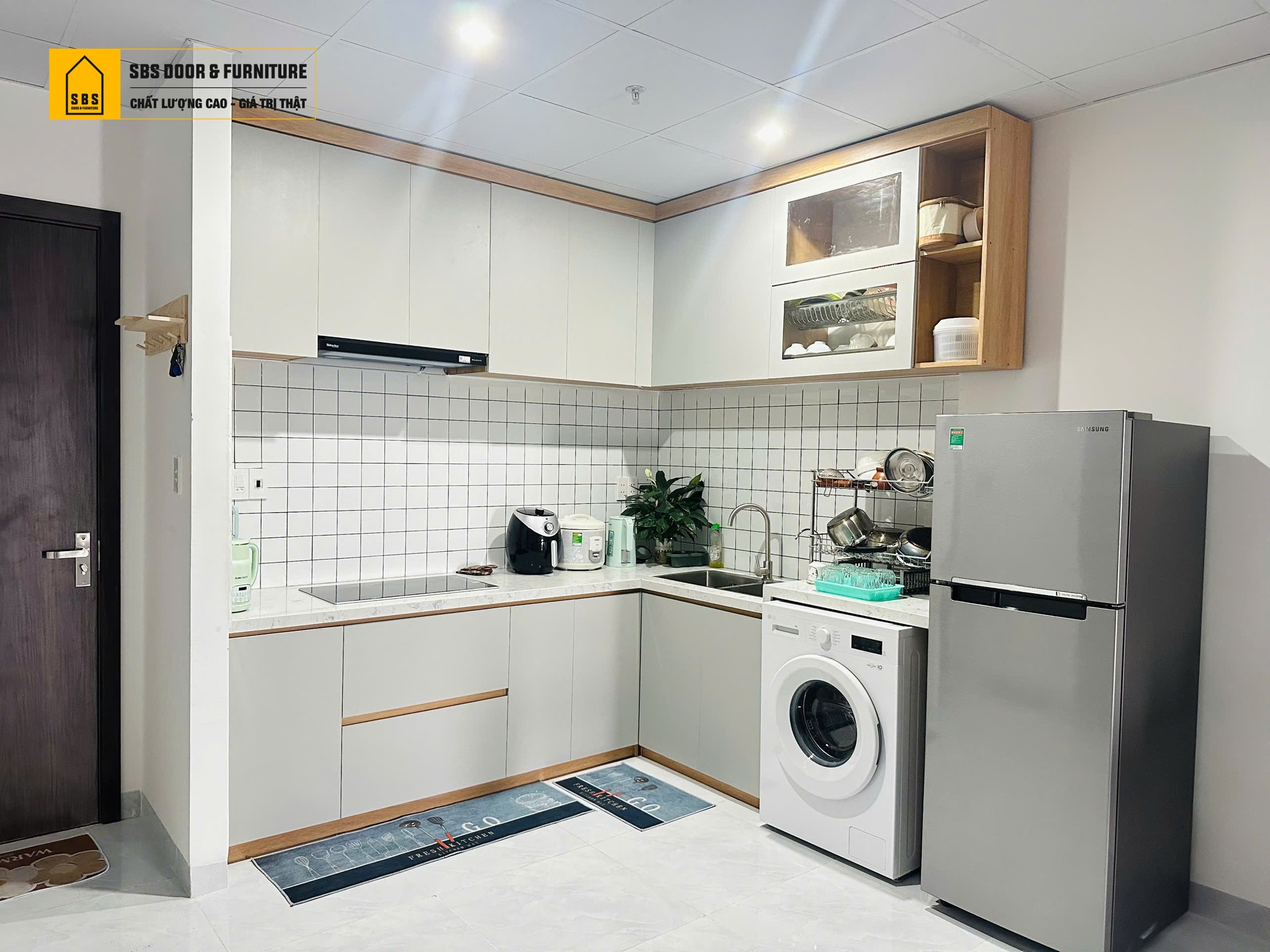 Mẫu tủ bếp nhựa màu xám hiện đại