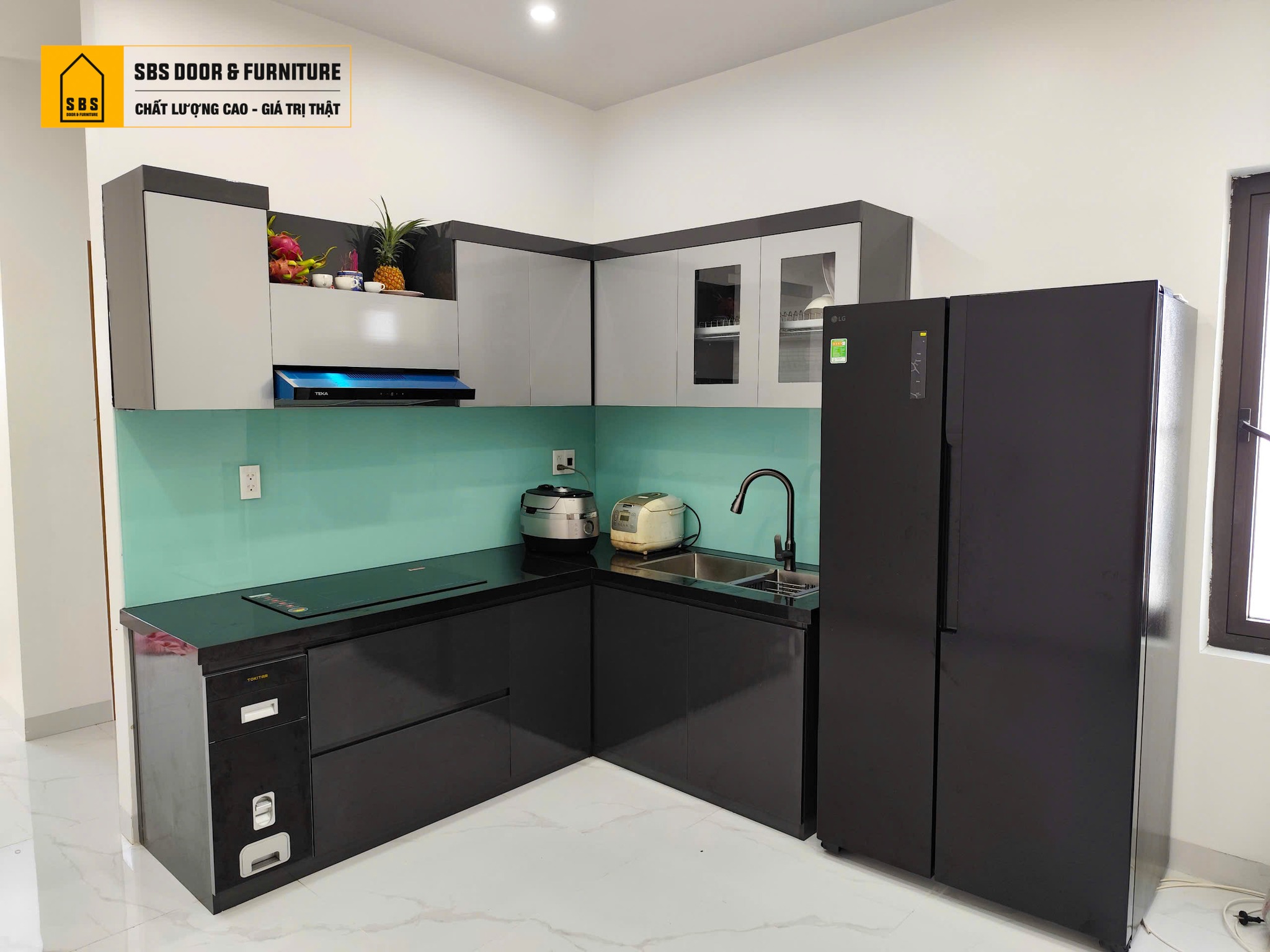 Tủ bếp nhựa Chinhuei màu xám ghi cao cấp, thiết kế sang trọng cho nhà phố.