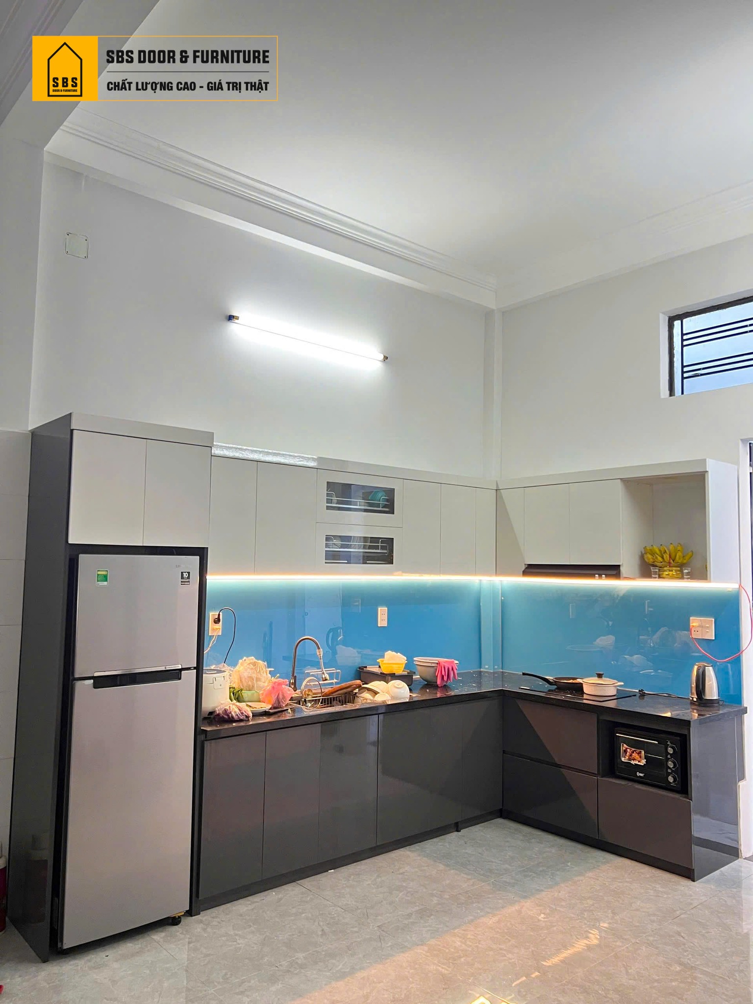 Mẫu tủ bếp nhựa màu xám ghi Chinhuei Ecoplast, hiện đại và bền bỉ.