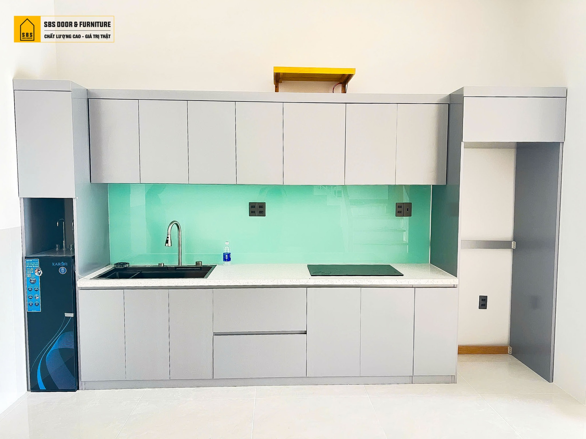 Tủ bếp nhựa màu xám Ecoplast chống ẩm, thiết kế chữ I gọn gàng.