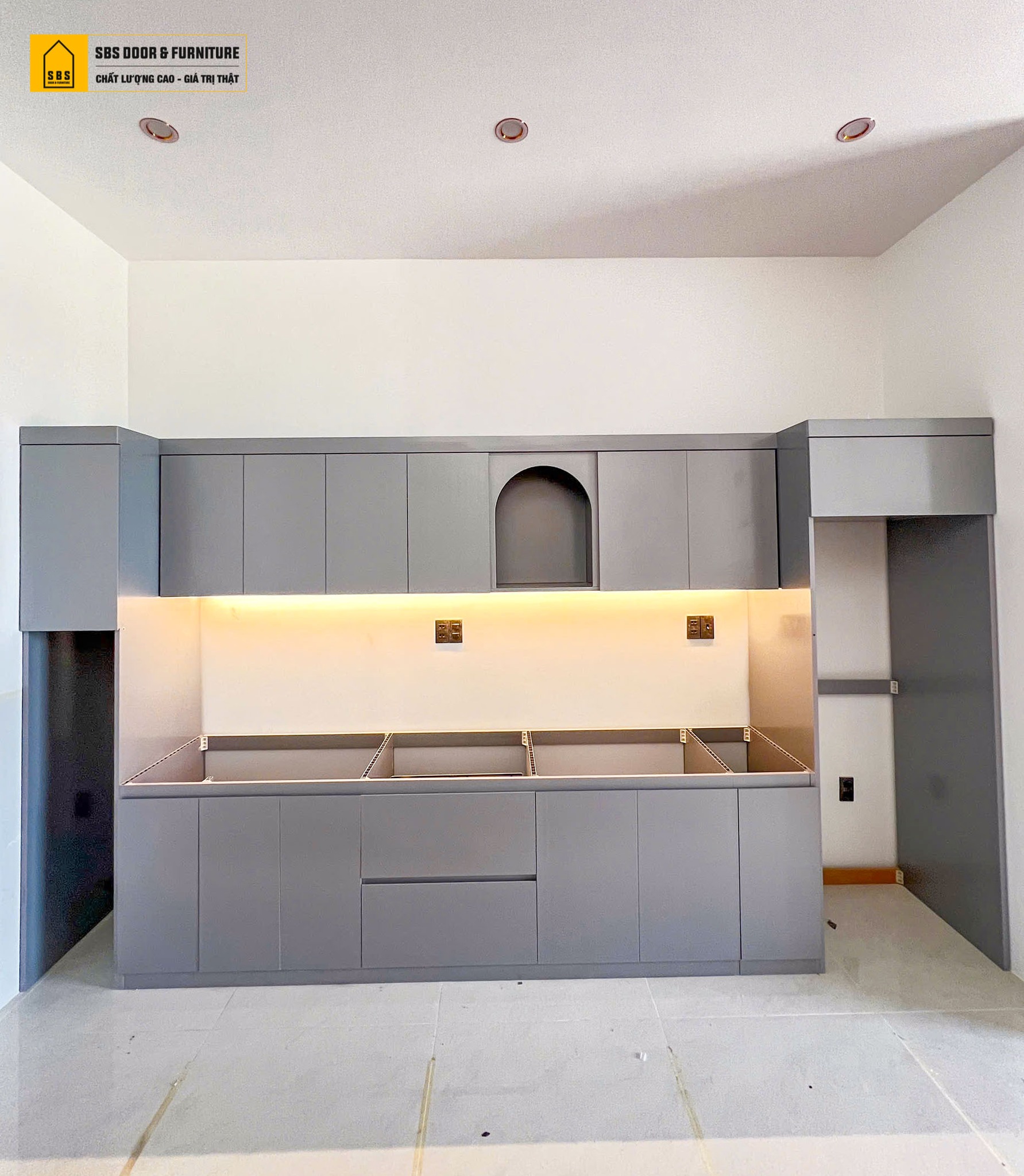 Không gian bếp rộng rãi với mẫu tủ bếp nhựa Ecoplast màu ghi xám hiện đại