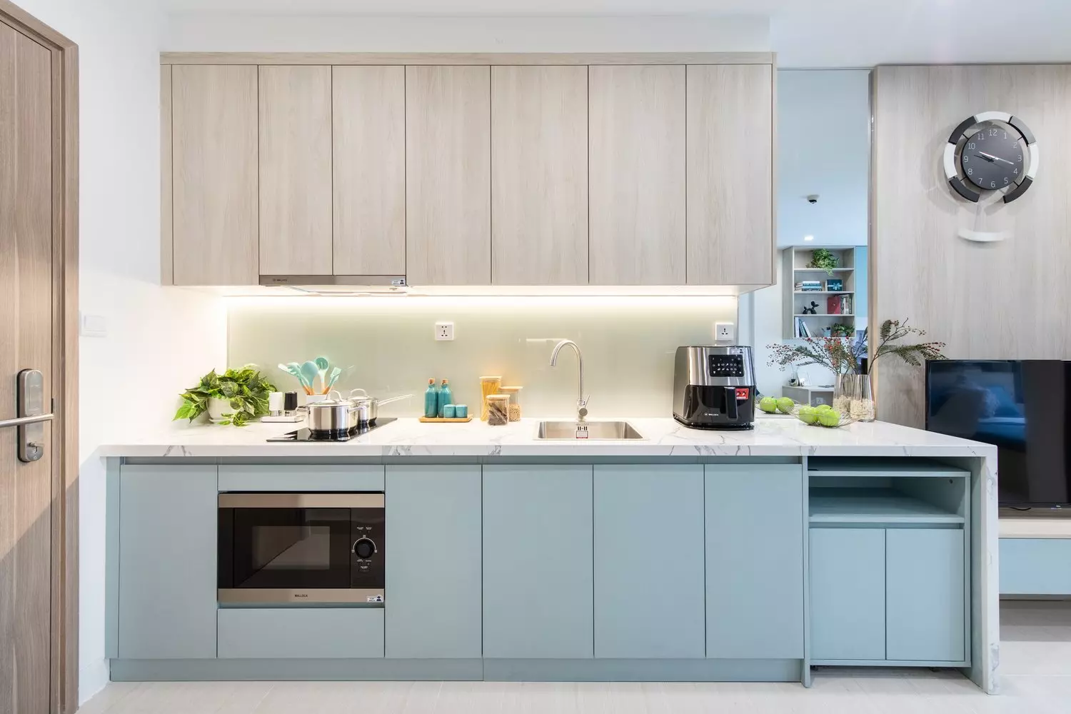 Không gian bếp sang trọng với tủ bếp màu xanh pastel