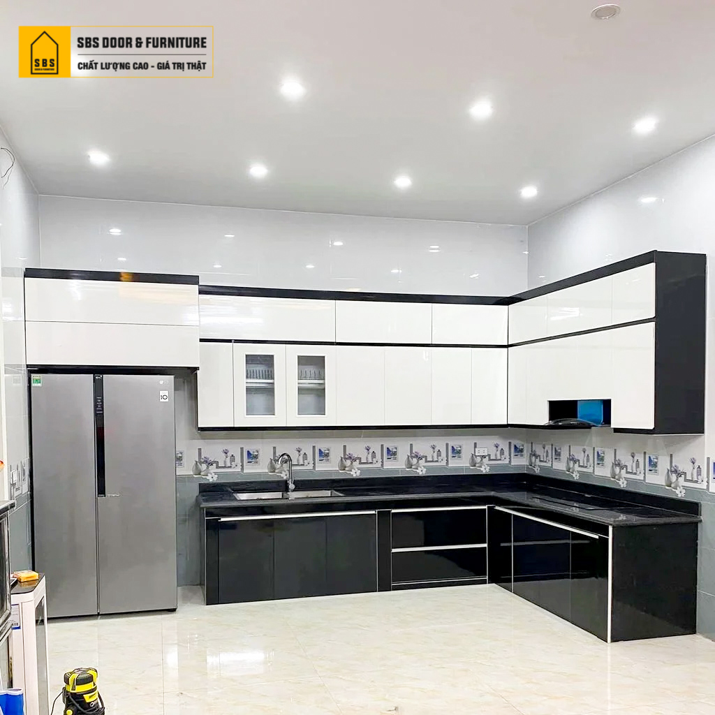 Mẫu tủ bếp phối màu 2 tông đen trắng được phối tinh tế
