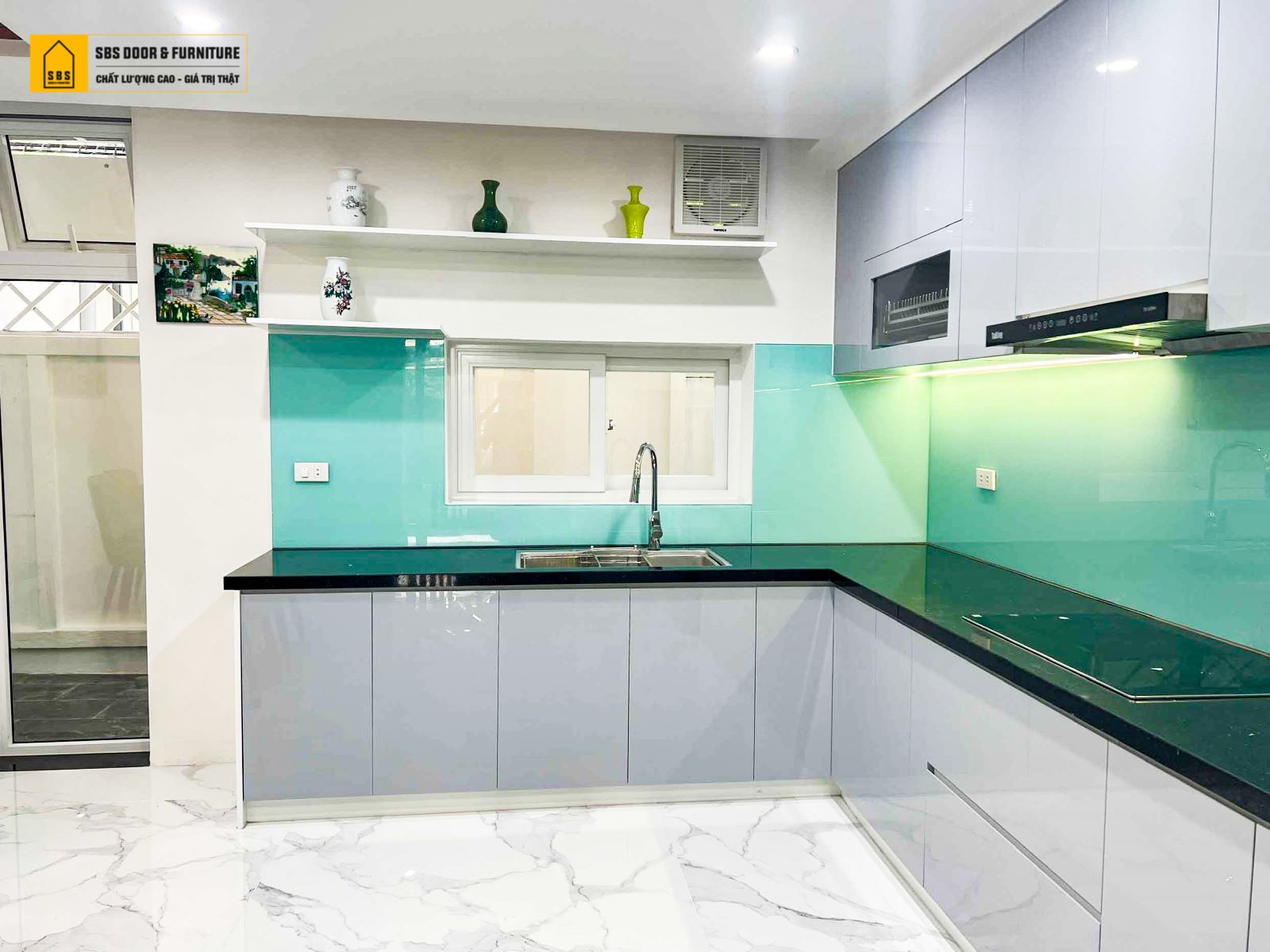 Acrylic bóng gương tạo nên vẻ sang trọng và hiện đại cho không gian bếp