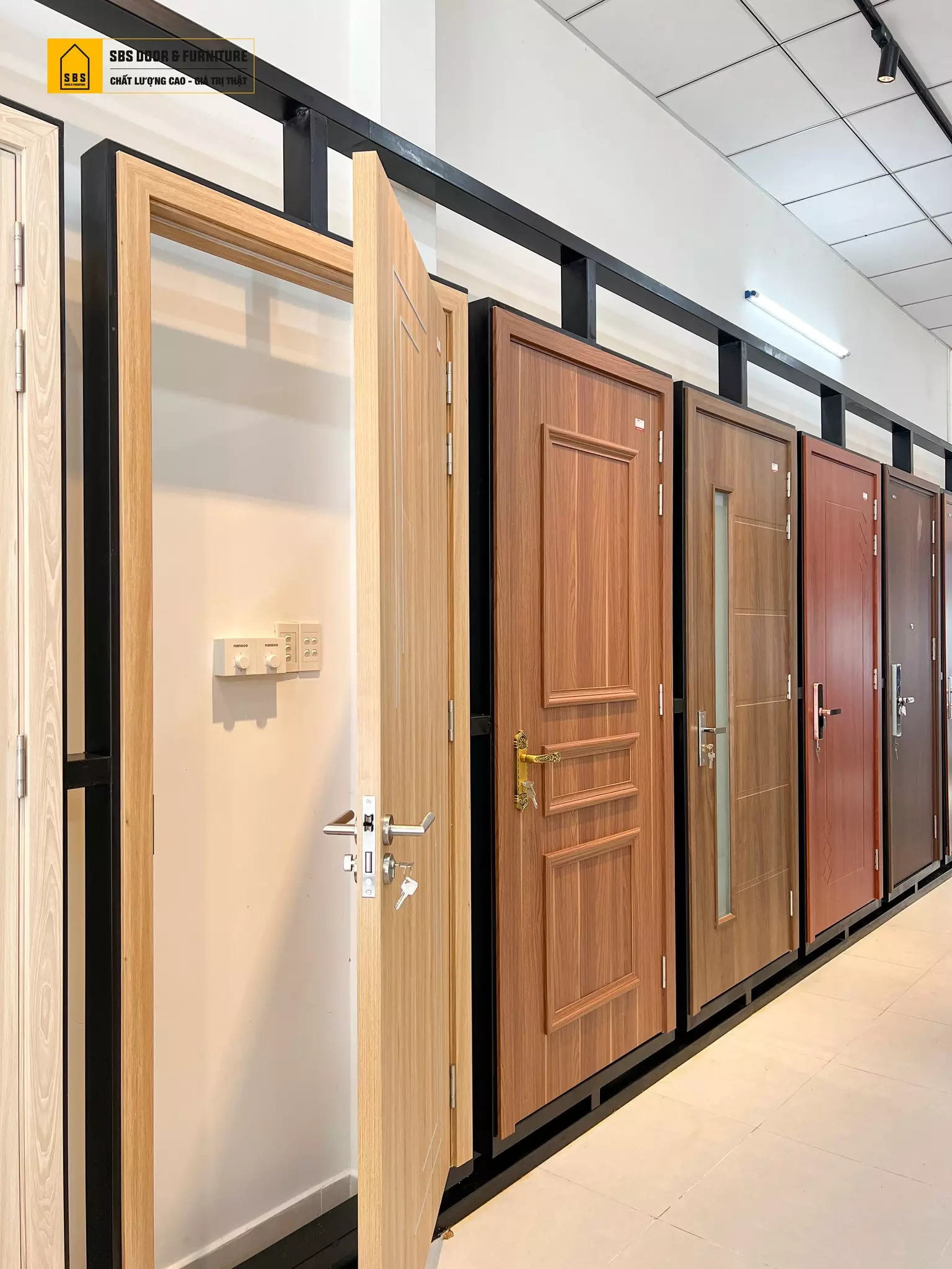 Showroom trưng bày cửa chống cháy và các dòng cửa nhựa khác của SBS DOOR