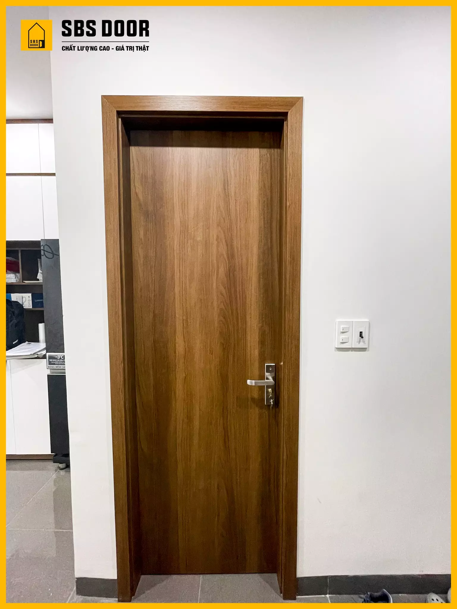 Mẫu cửa nhựa căn hộ chung cư vân gỗ 