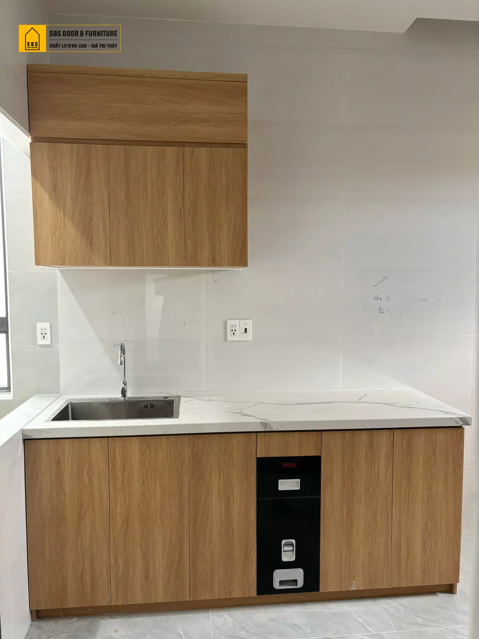 Mẫu tủ bếp căn hộ cho thuê nhỏ gọn, tiện nghi 