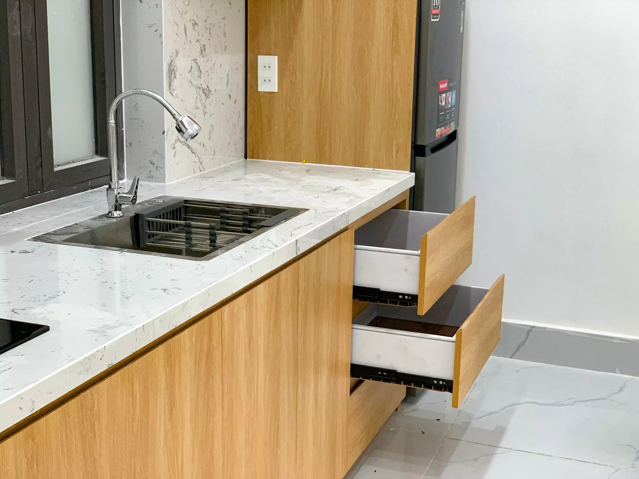 SBS DOOR bảo hành 2 năm đối với lỗi kỹ thuật thi công như bản lề, ray trượt