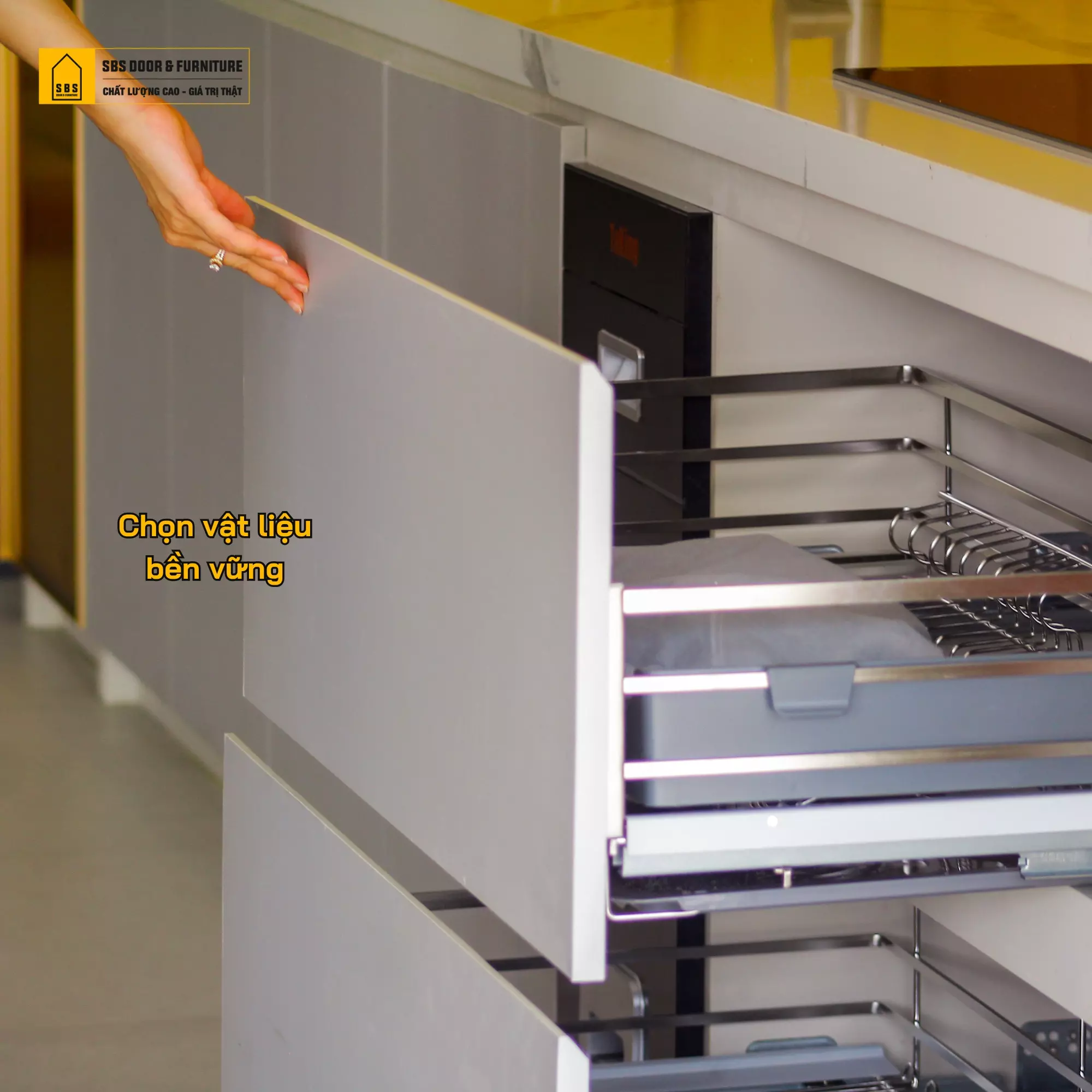 Tủ bếp nhựa căn hộ cho thuê tại SBS DOOR sử dụng vật liệu từ các thương hiệu uy tín như Harmony, ChinHuei