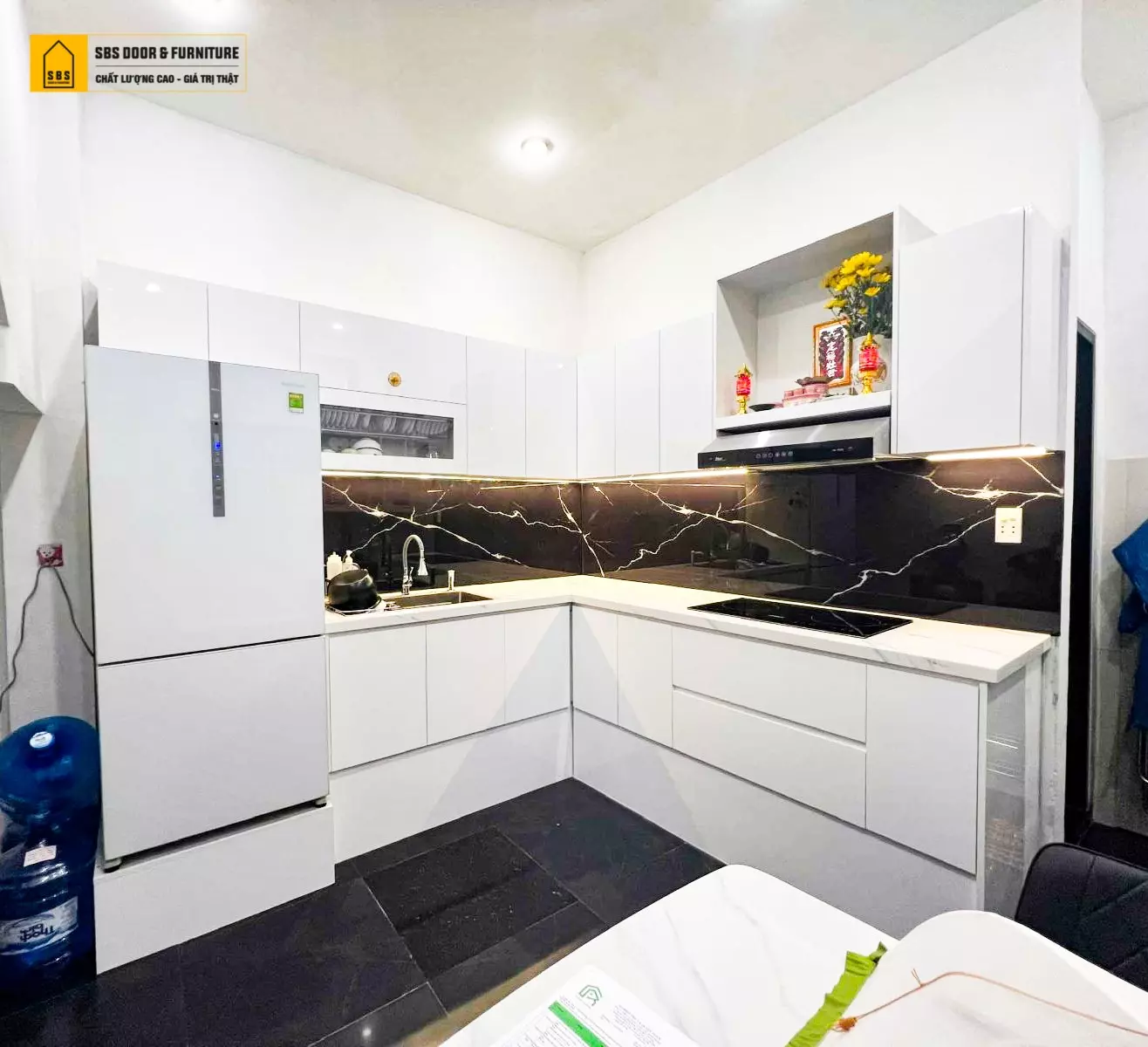 Thi công tủ bếp nhựa màu trắng tinh tế cho gia chủ tại Đà Nẵng