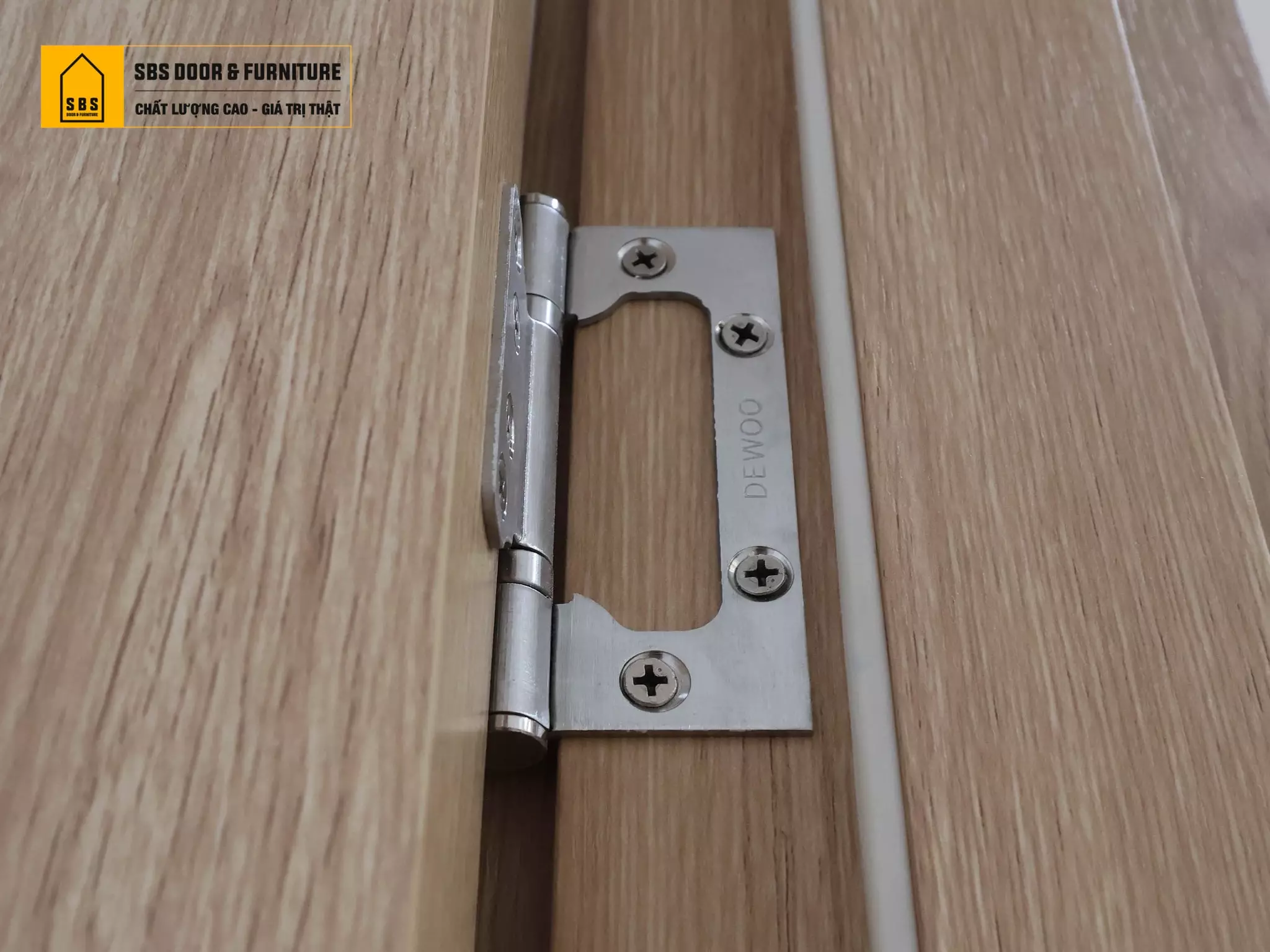 Bản lề giúp phân bổ lực đều lên khung và cánh cửa, hạn chế tình trạng cong vênh hoặc biến dạng khi sử dụng lâu dài.
