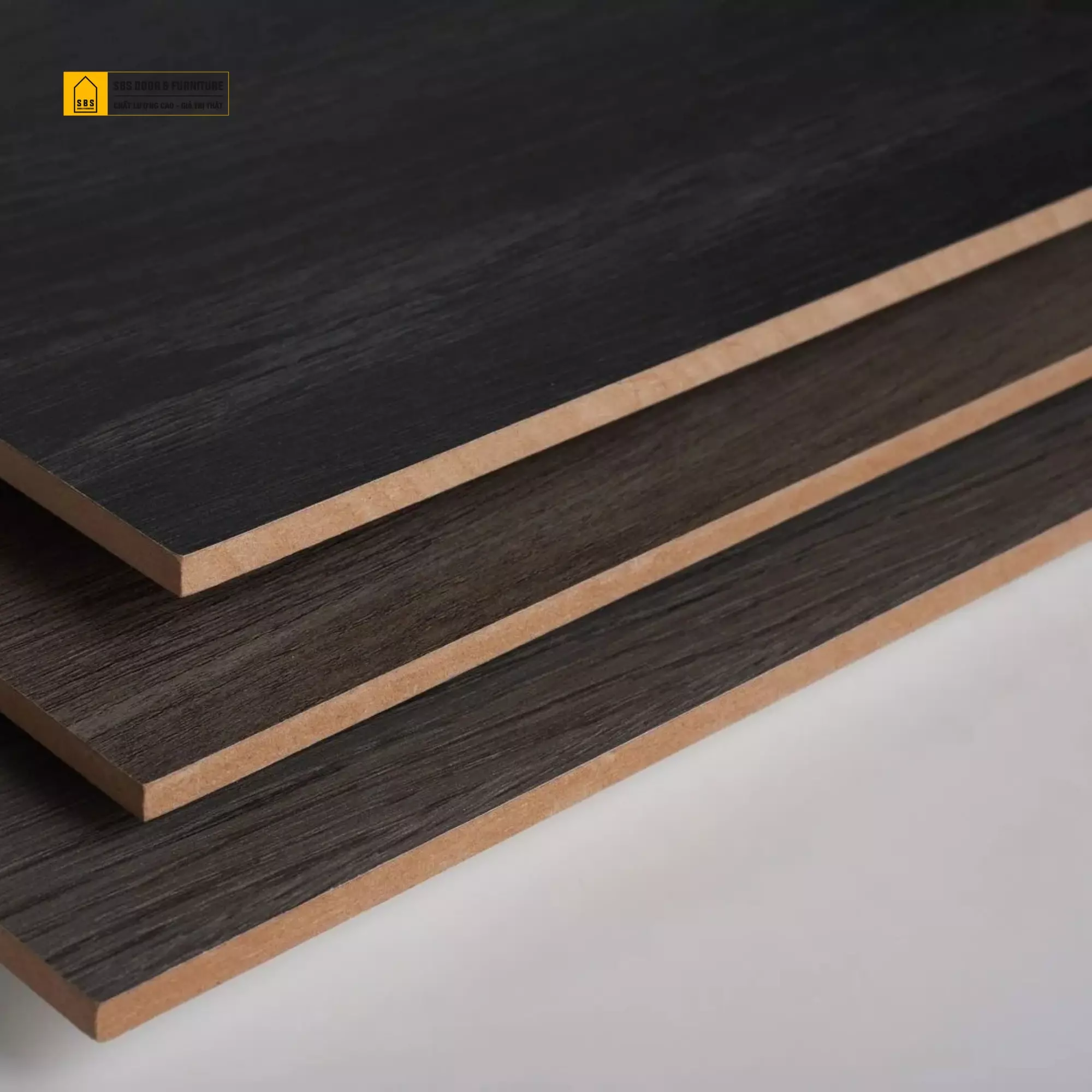 Một trong những yếu tố quan trọng quyết định việc màu sắc cửa nhựa Composite có bị phai không chính là lớp film PVC phủ bề mặt