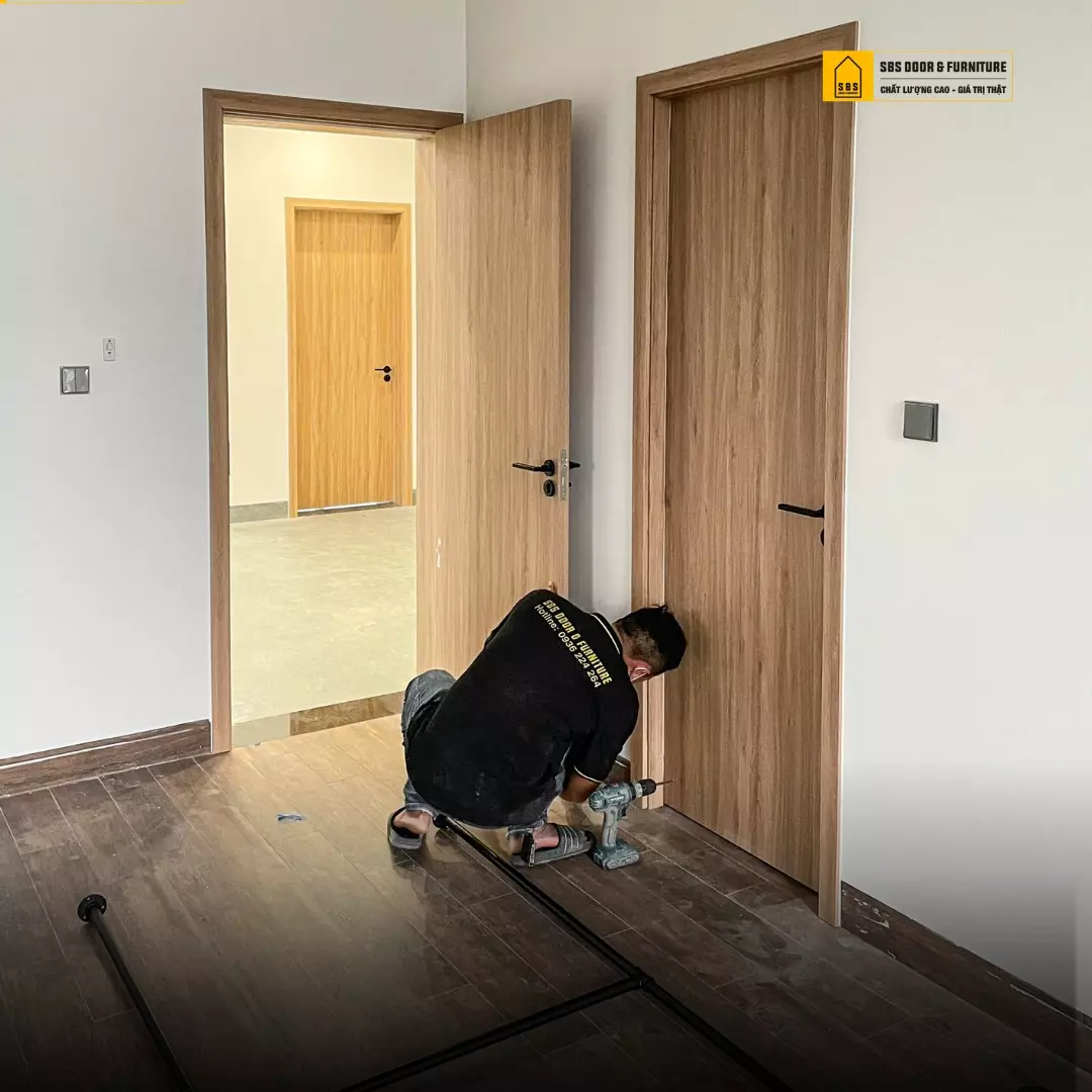 thi công lắp đặt cửa nhứa Composite SBS DOOR