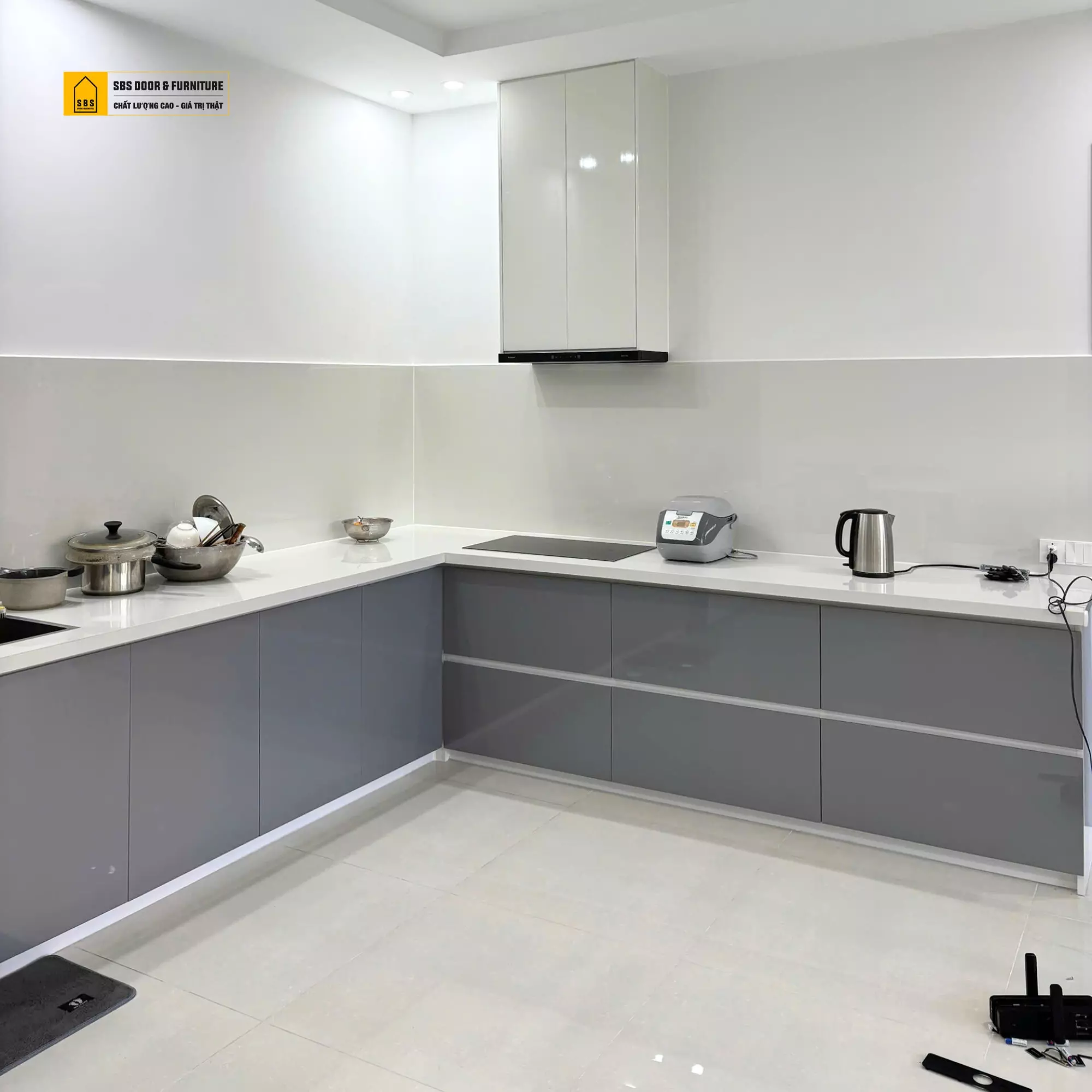 Tủ bếp nhựa có bám mùi không còn phụ thuộc rất lớn vào loại nhựa được sử dụng và chất lượng hoàn thiện bề mặtc