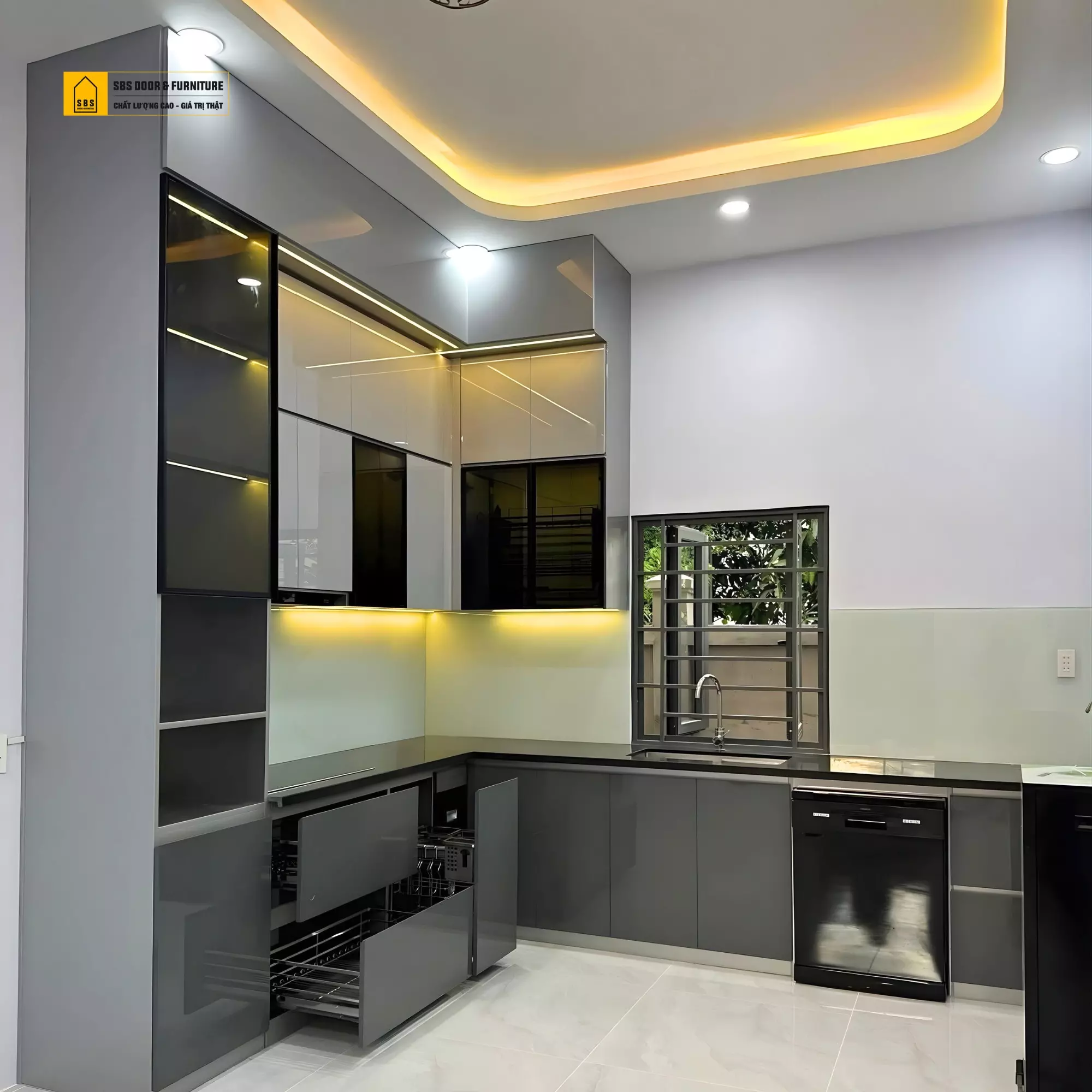 tủ bếp nhựa có bị bám mùi không 