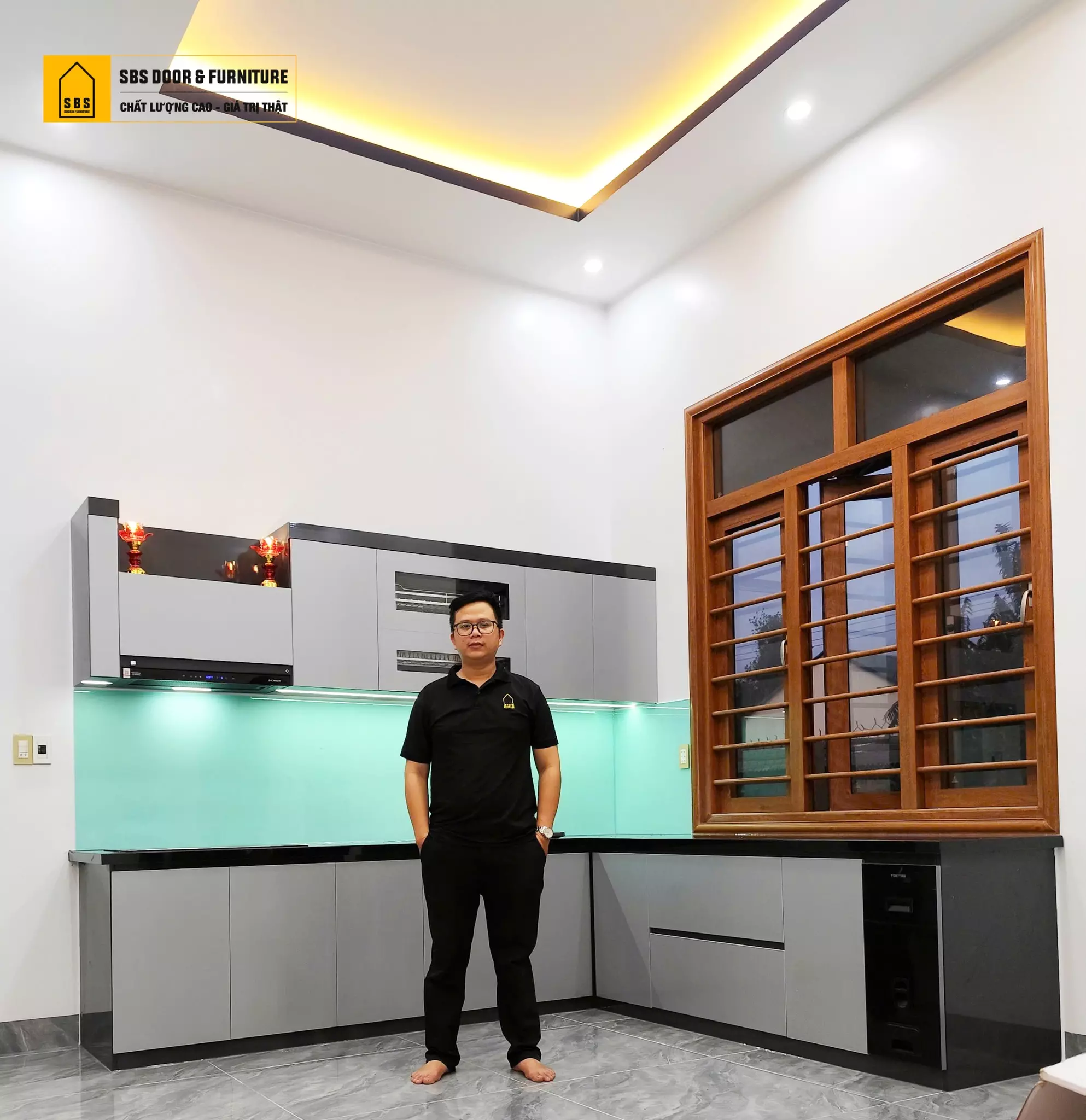 để tủ bếp nhựa không bị bám mùi cần lựa chọn đơn vị thi công uy tín