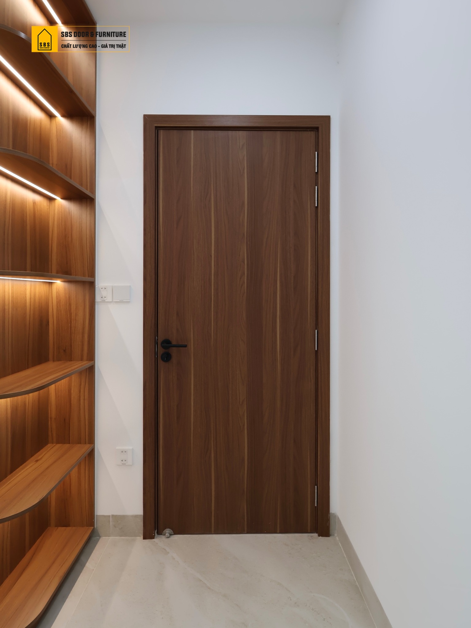 Mẫu cửa nhựa Composite nhẹ kết hợp tông màu trung tính, tạo cảm giác ấm cúng