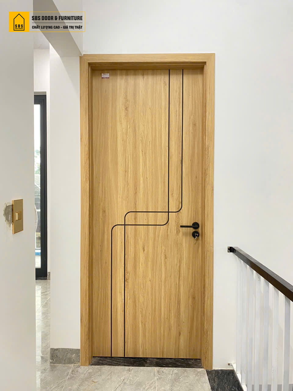 Mẫu cửa có đường chỉ trang trí, tăng chiều sâu thẩm mỹ