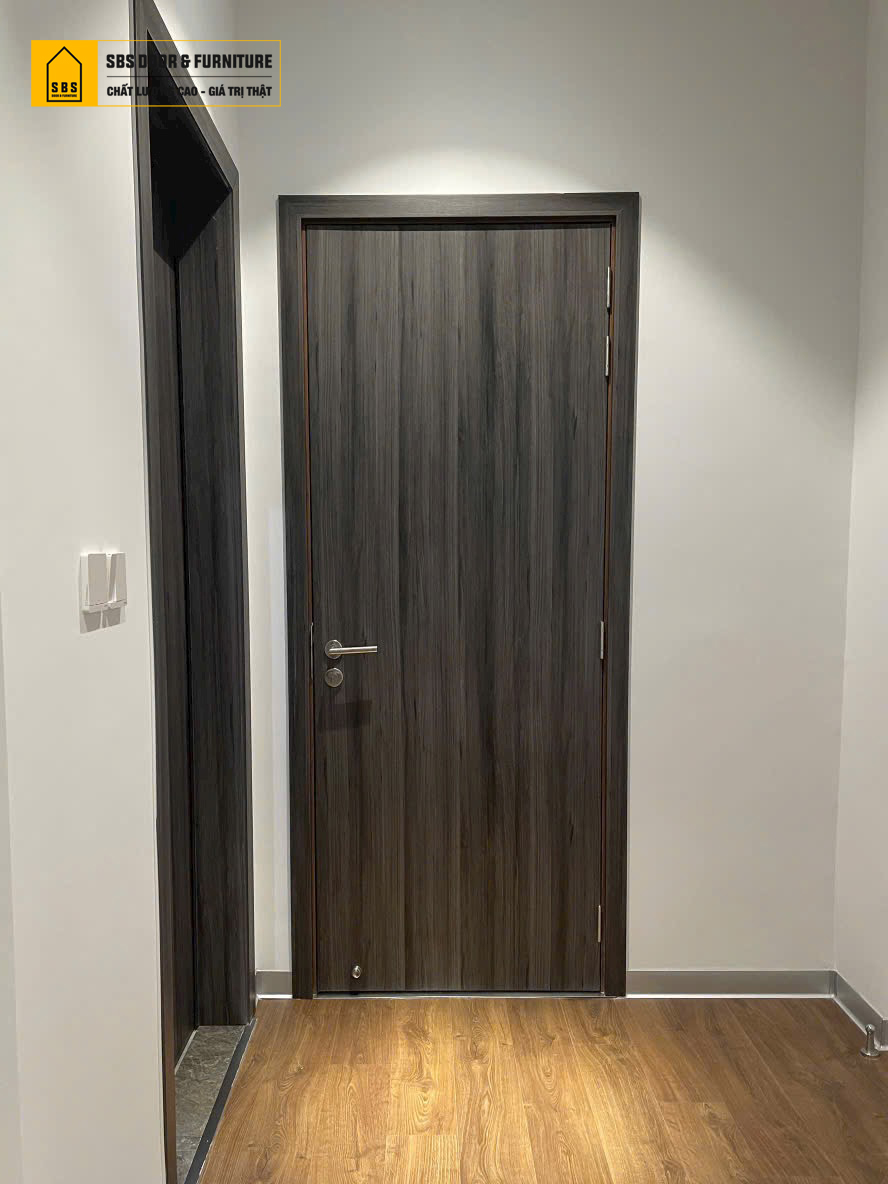 Cửa Composite màu xám hiện đại, phù hợp nhà phố trẻ trung 