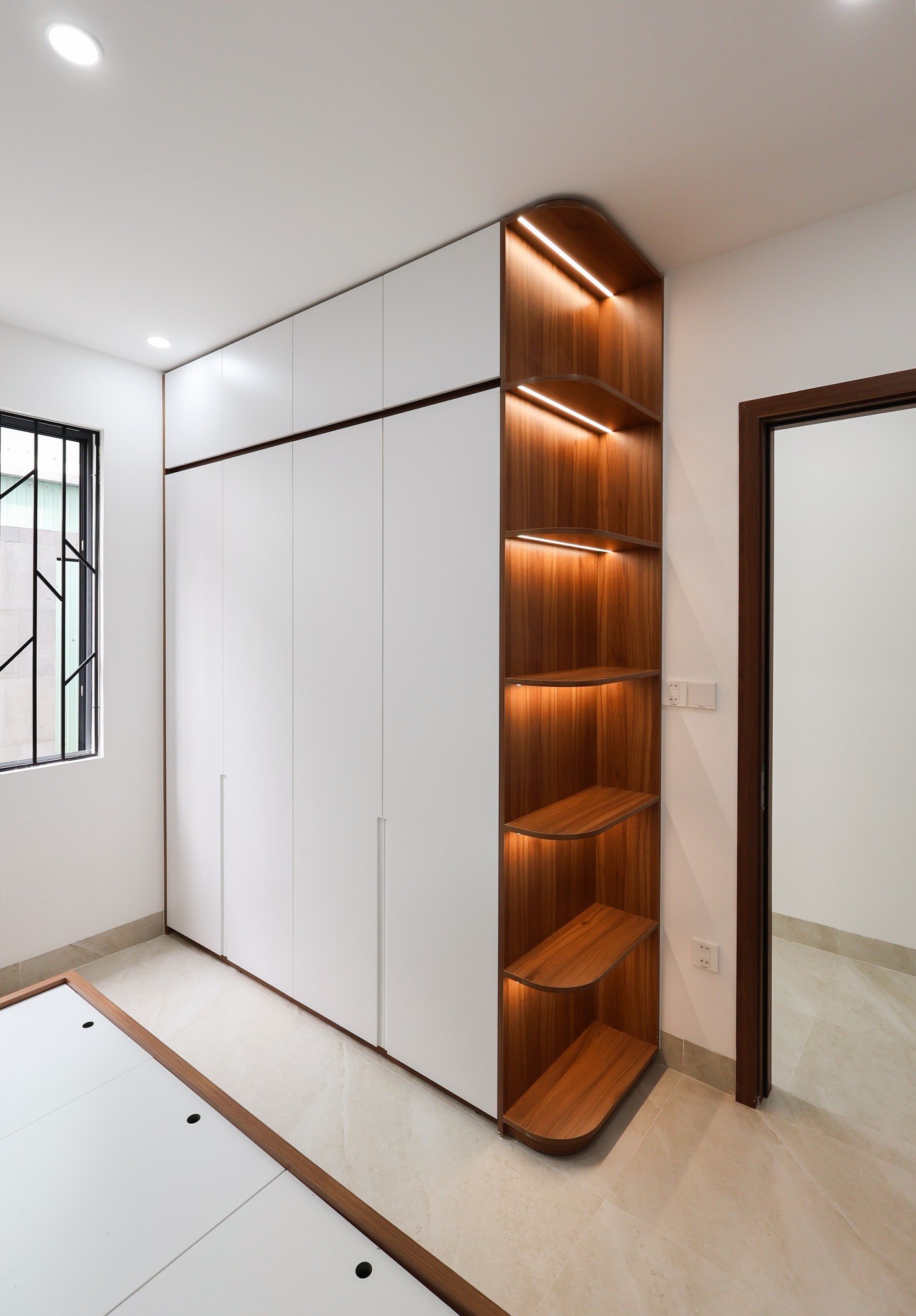Tủ nhựa áo quần 4 cánh cửa lùa tối ưu diện tích phòng ngủ.