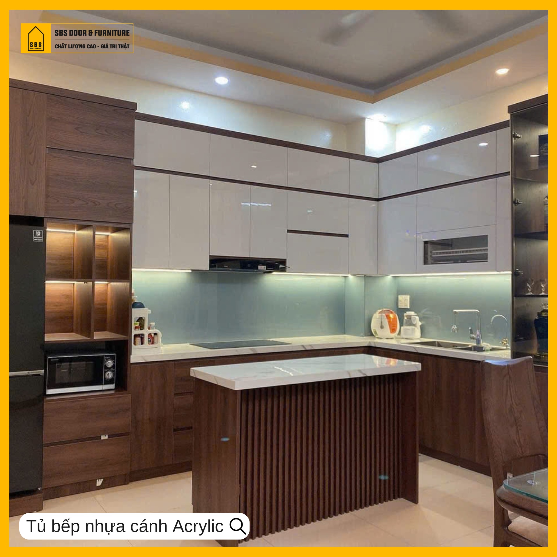 Tủ bếp nhựa Acrylic kết hợp đảo bếp ở chung cư