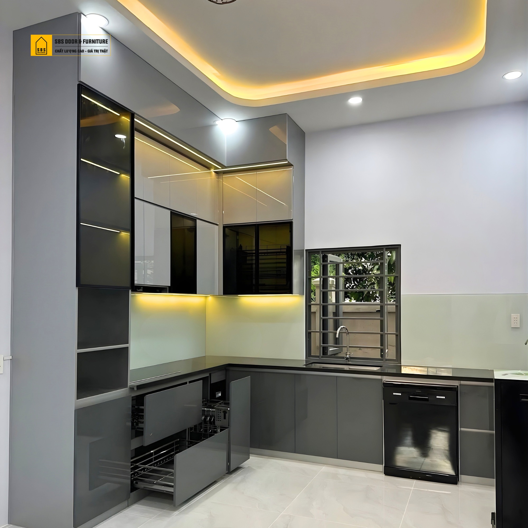 Tủ bếp nhựa acrylic kịch trần với bề mặt phủ acrylic bóng gương