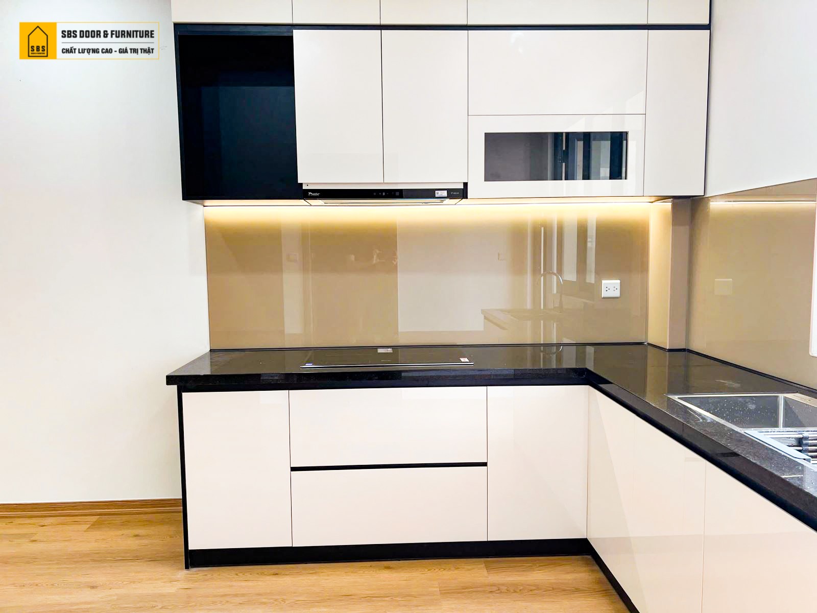 mẫu tủ bếp nhựa acrylic kịch trần