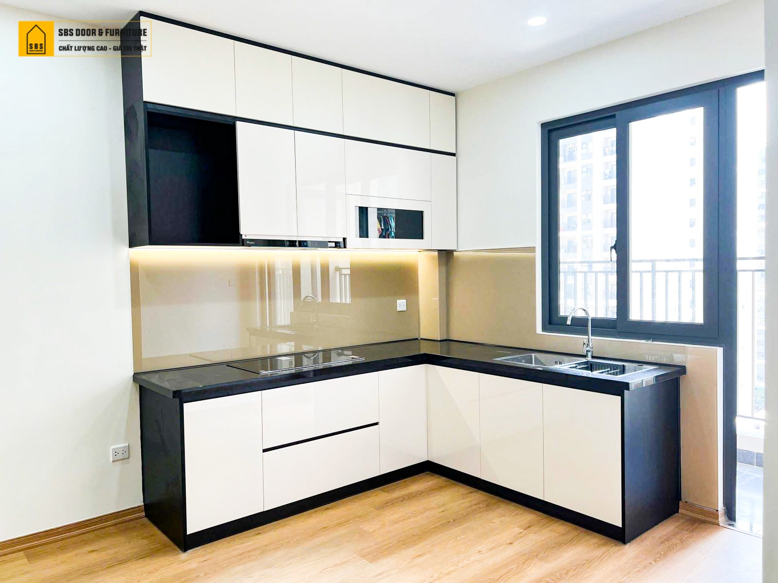 tủ bếp nhựa acrylic kịch trần đẹp
