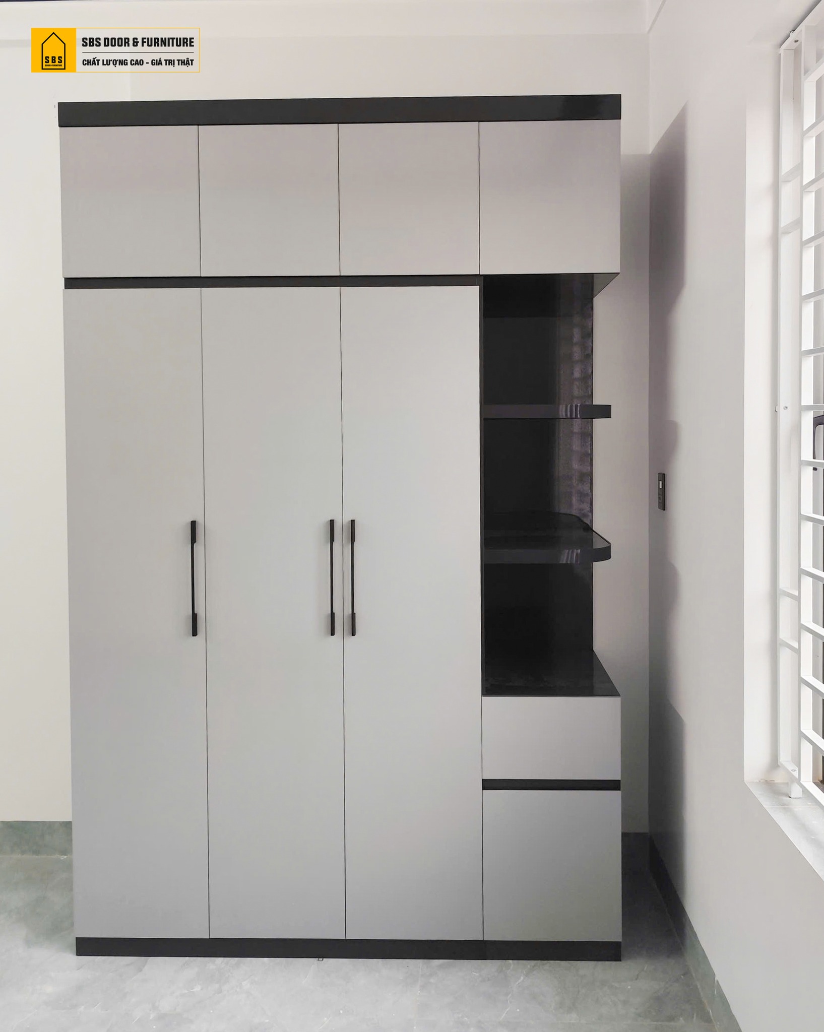 Thiết kế tủ quần áo nhựa 3 cánh tối giản, sang trọng.