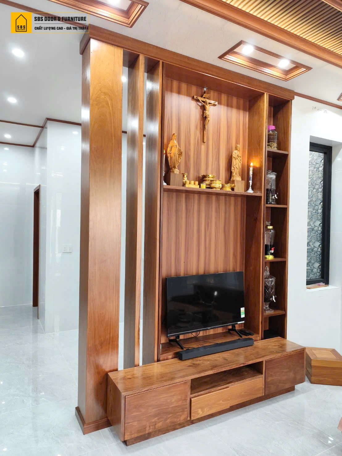 thi công vách ngăn phòng khách bằng gỗ hay gỗ nhựa