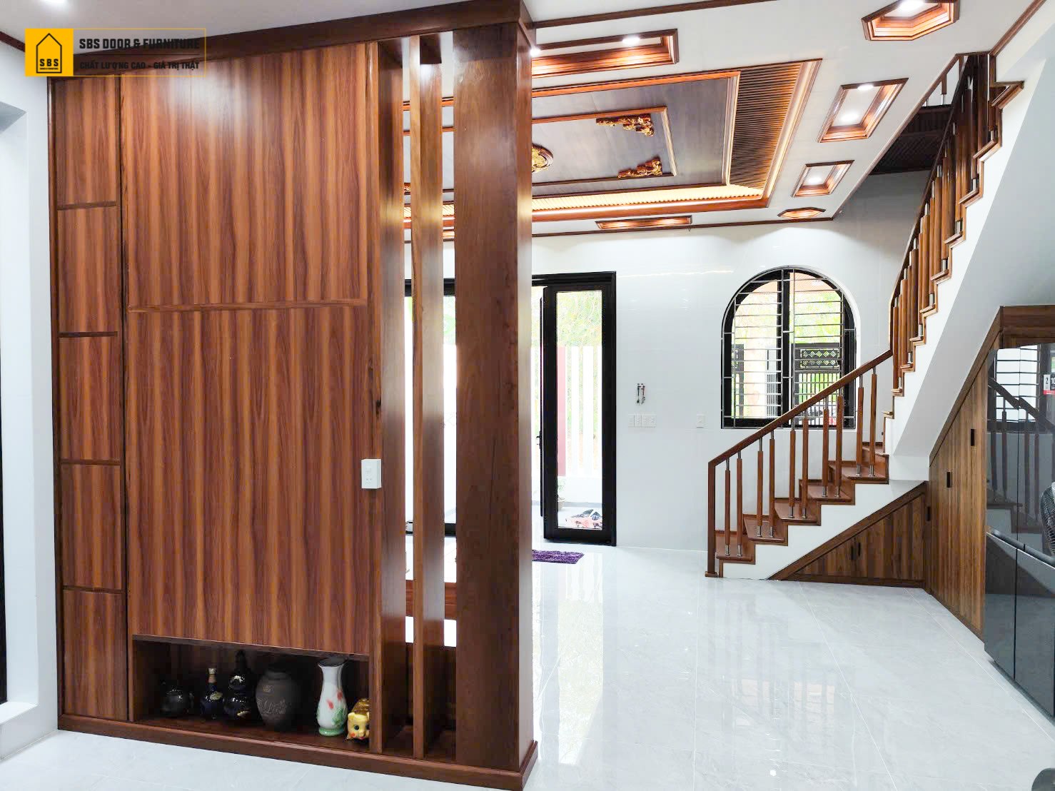 nên chọn vách ngăn phòng khách bằng gỗ hay gỗ nhựa