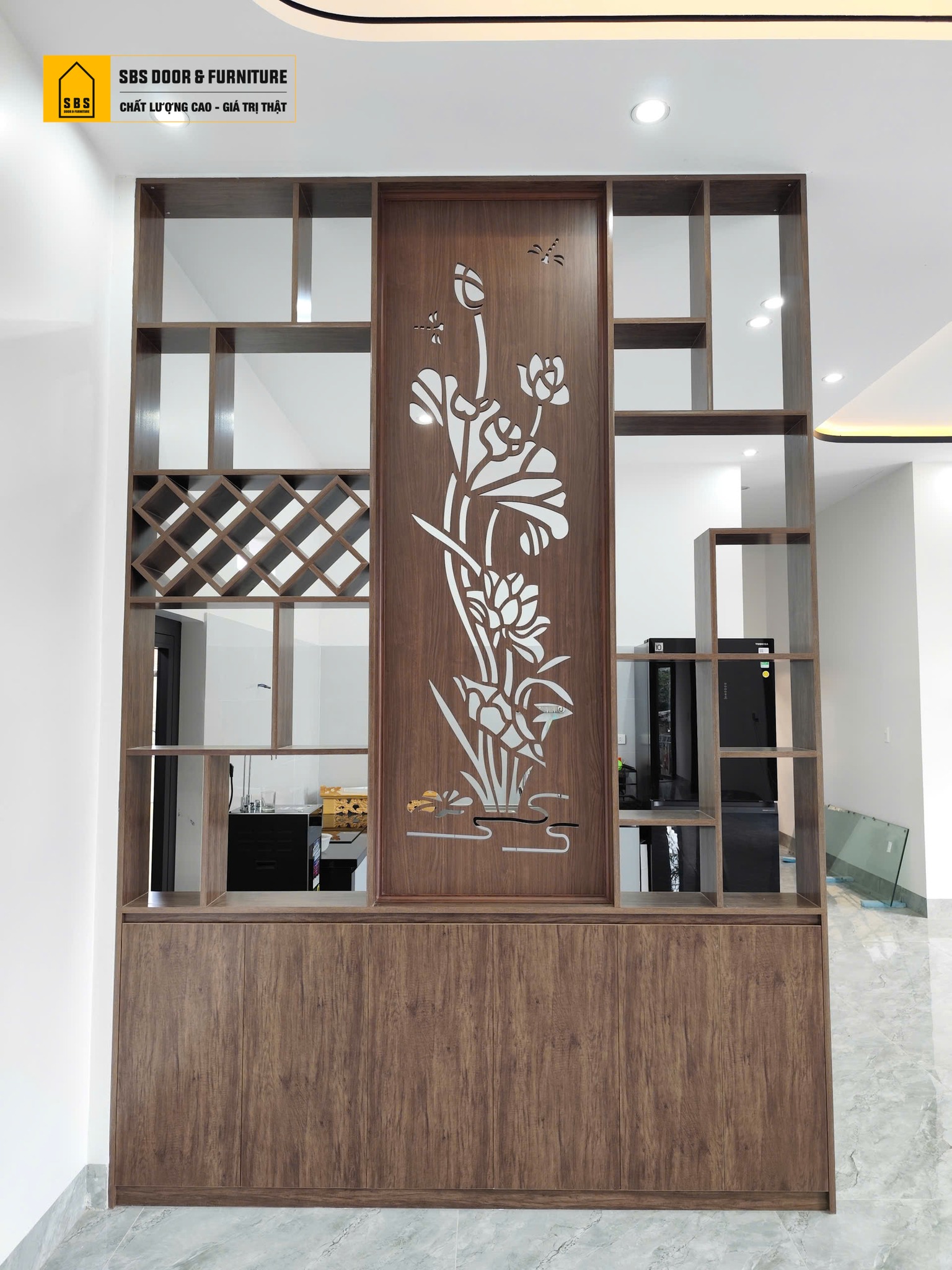 Mẫu vách ngăn nhựa phòng khách và bếp nhà cấp 4