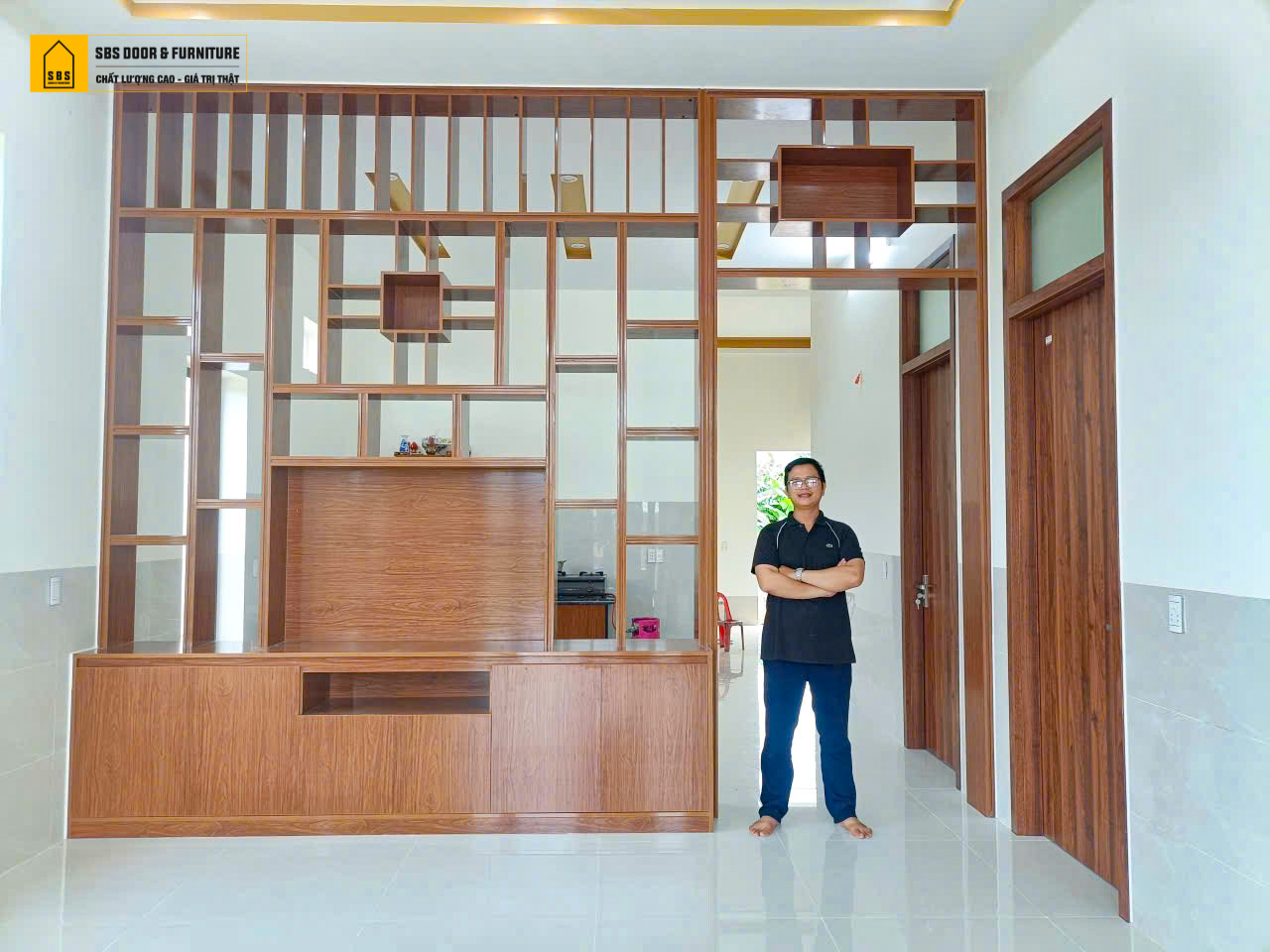 SBS DOOR thi công vách ngăn nhựa phòng khách